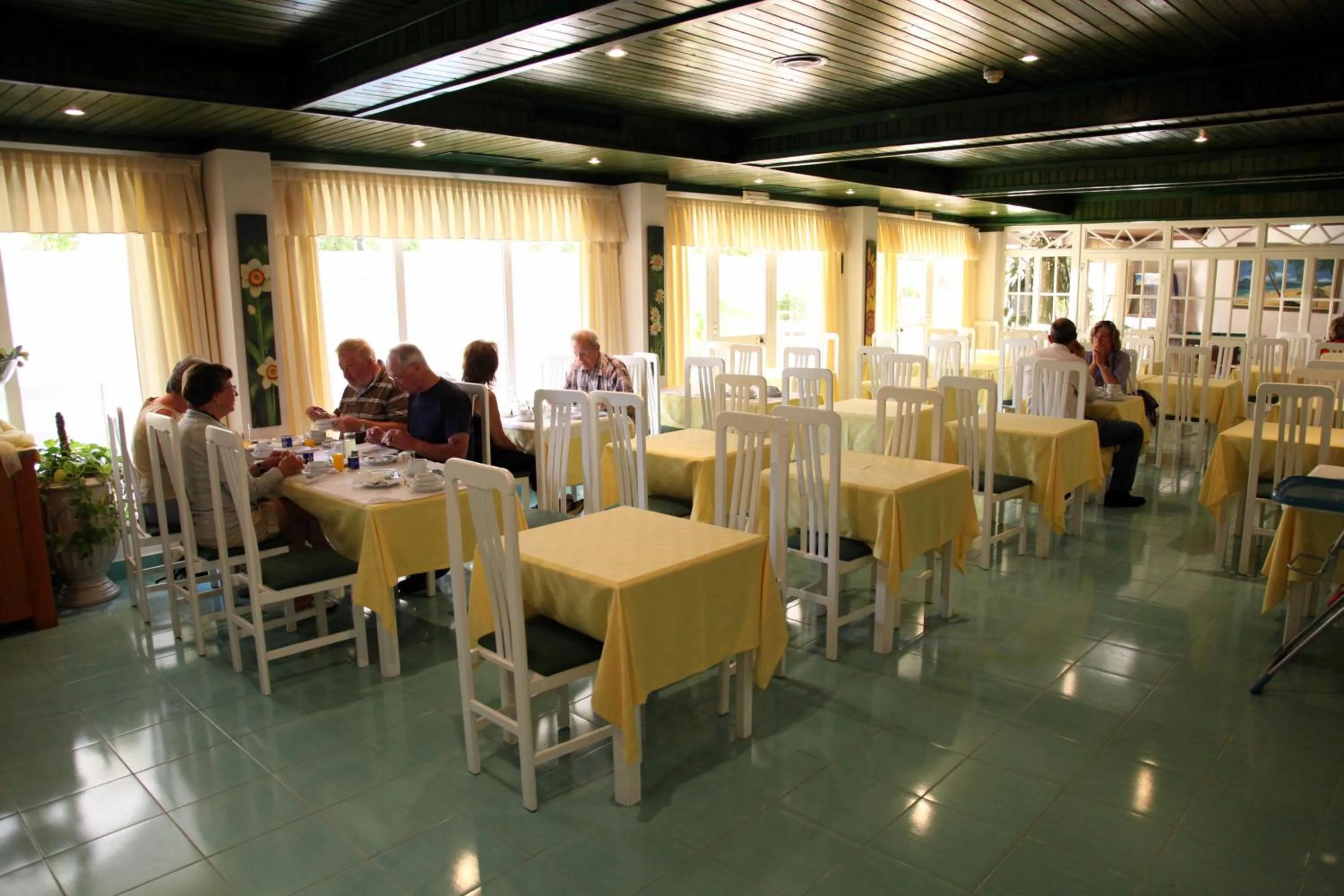 Restaurant/places to eat in Aparthotel Calema Avenida Jardim