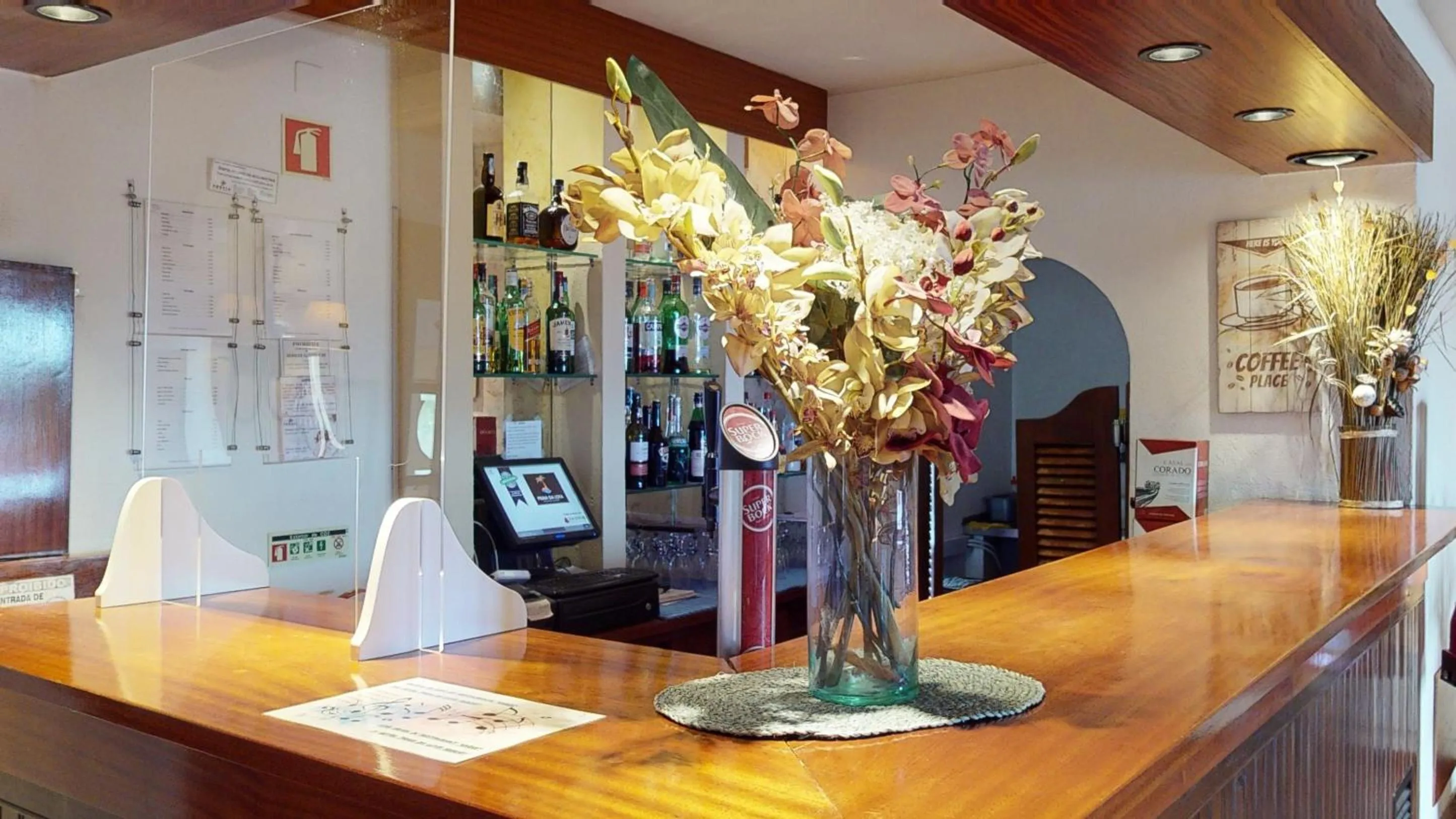 Lounge or bar in Praia da Lota Beachfront Resort - Hotel & Apartments