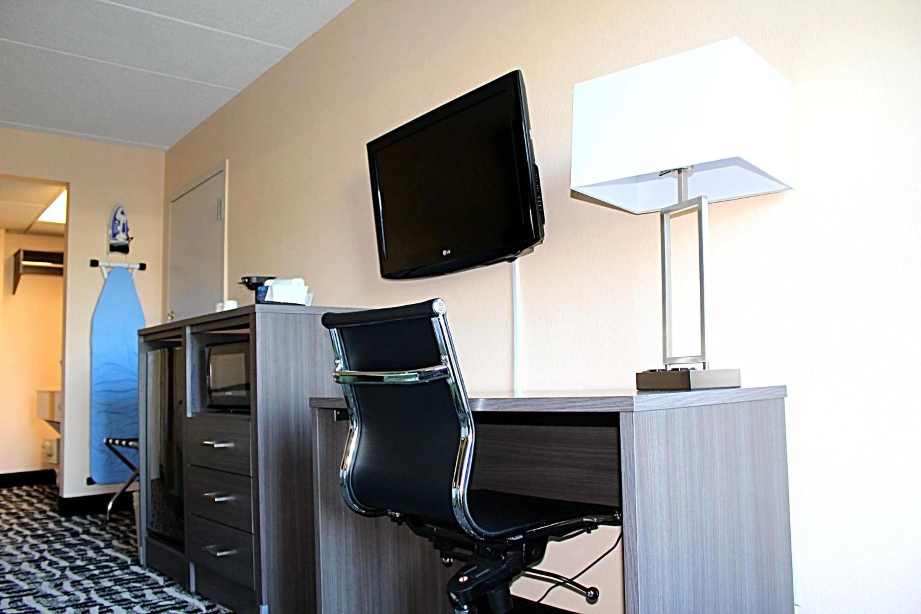 TV and multimedia in Baymont by Wyndham Springfield