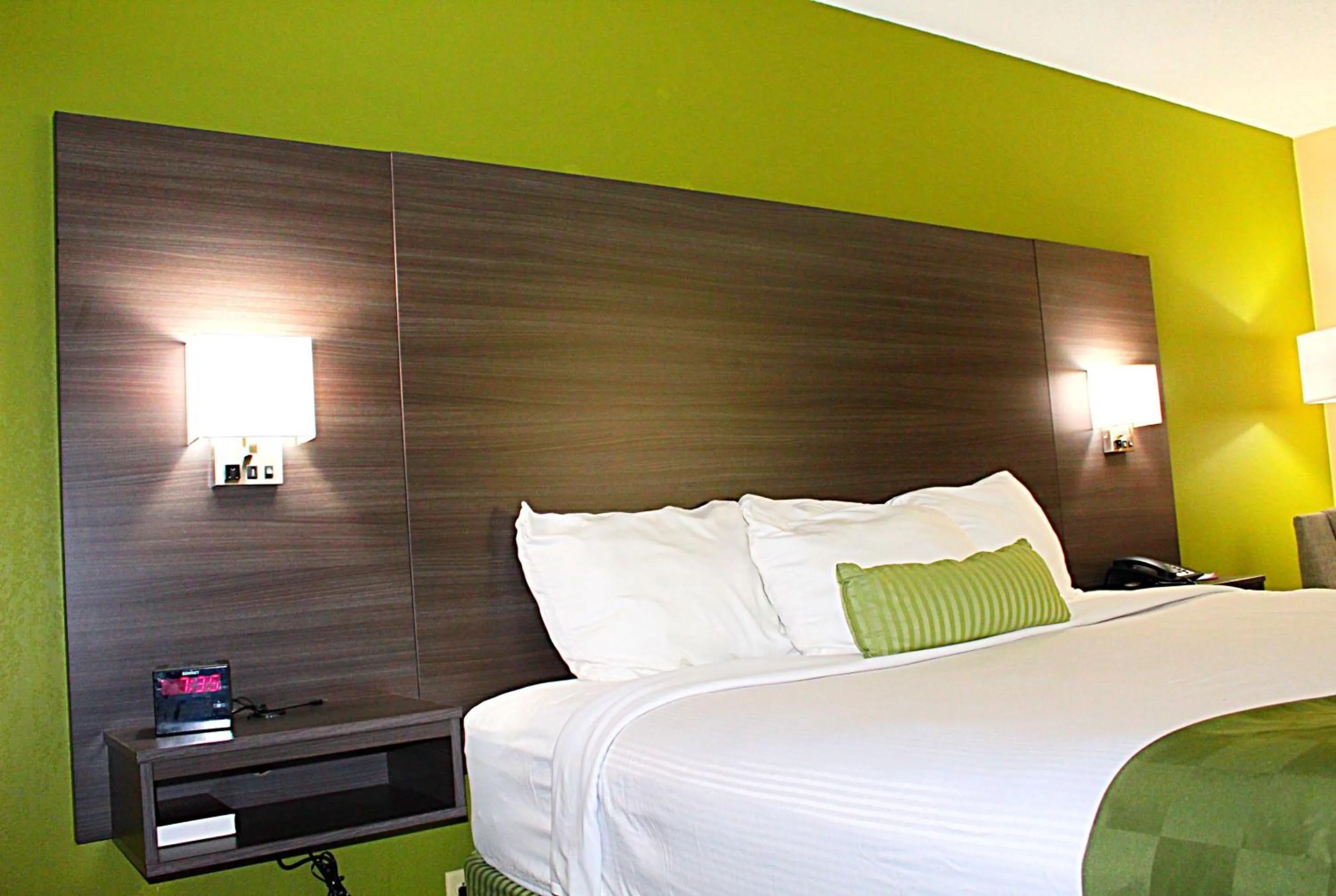 Photo of the whole room, Bed in Baymont by Wyndham Springfield