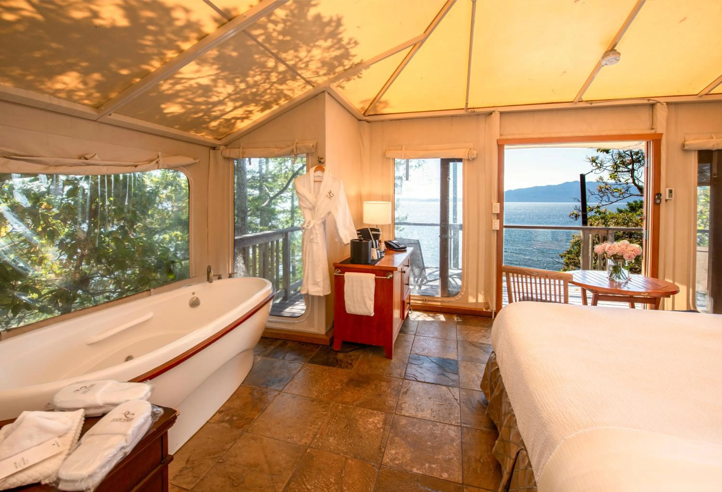 Bath, Bed in Rockwater Secret Cove Resort