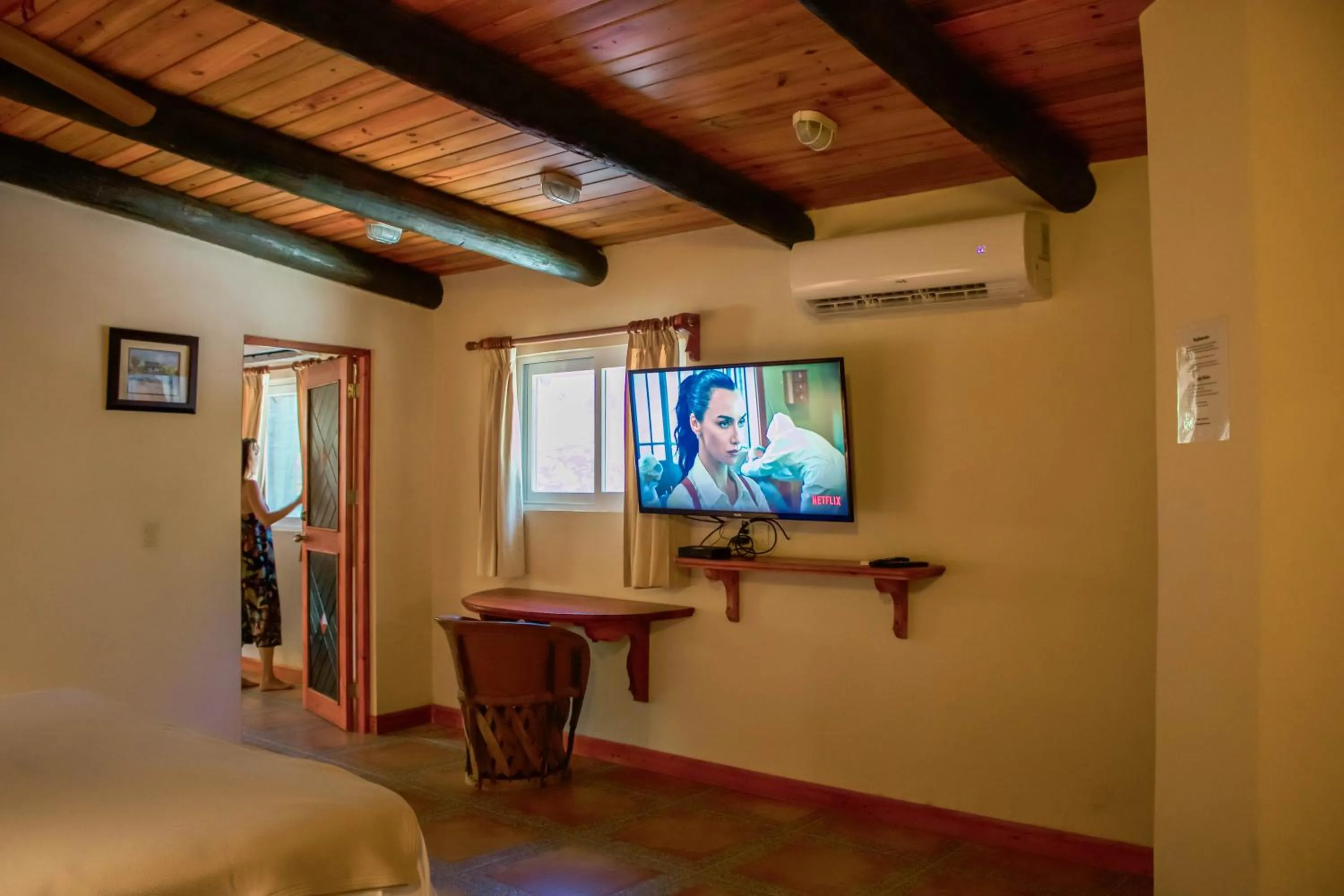 TV and multimedia, Bed in The Diving Lodge Downtown