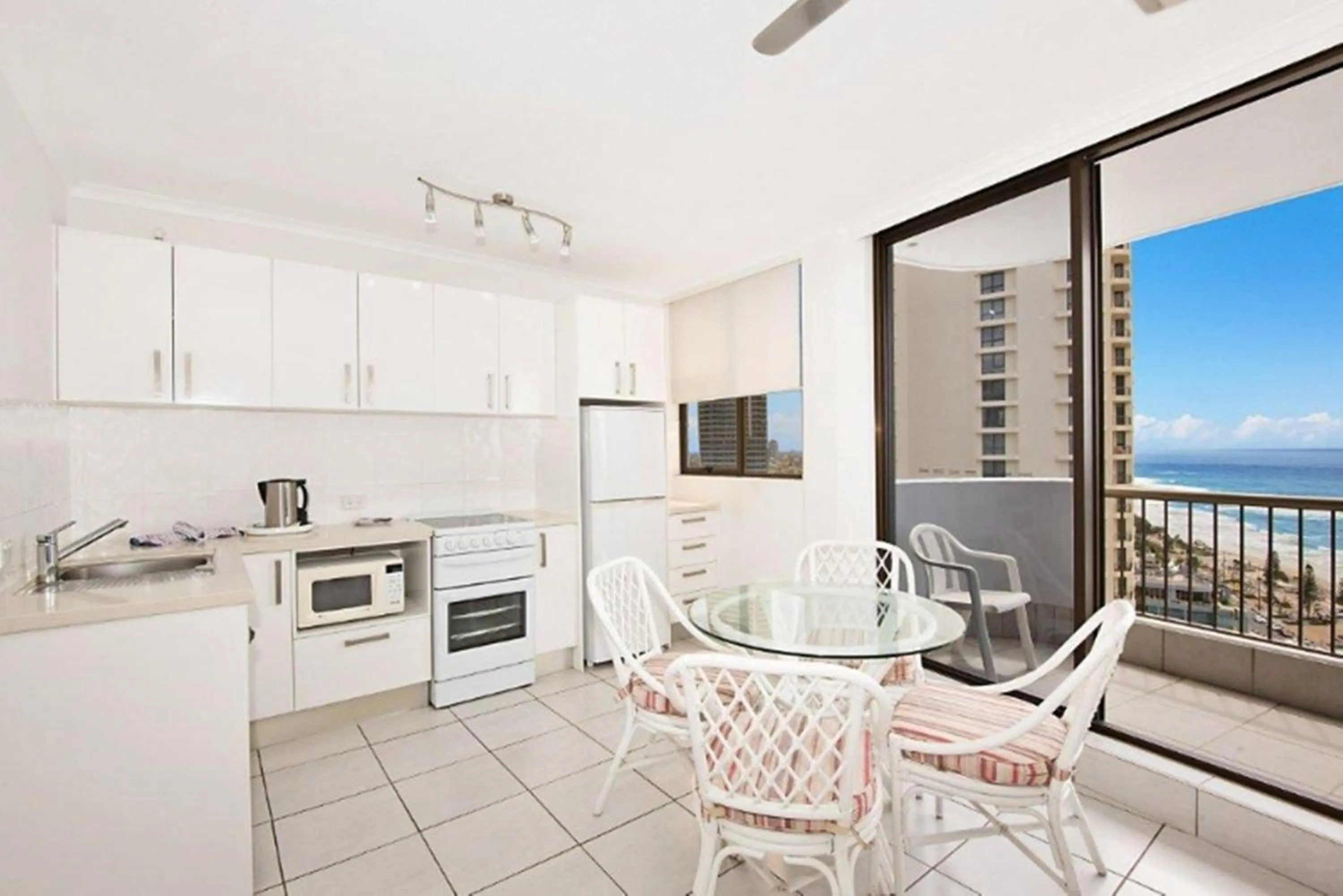 Kitchen or kitchenette in Surfers International Apartments