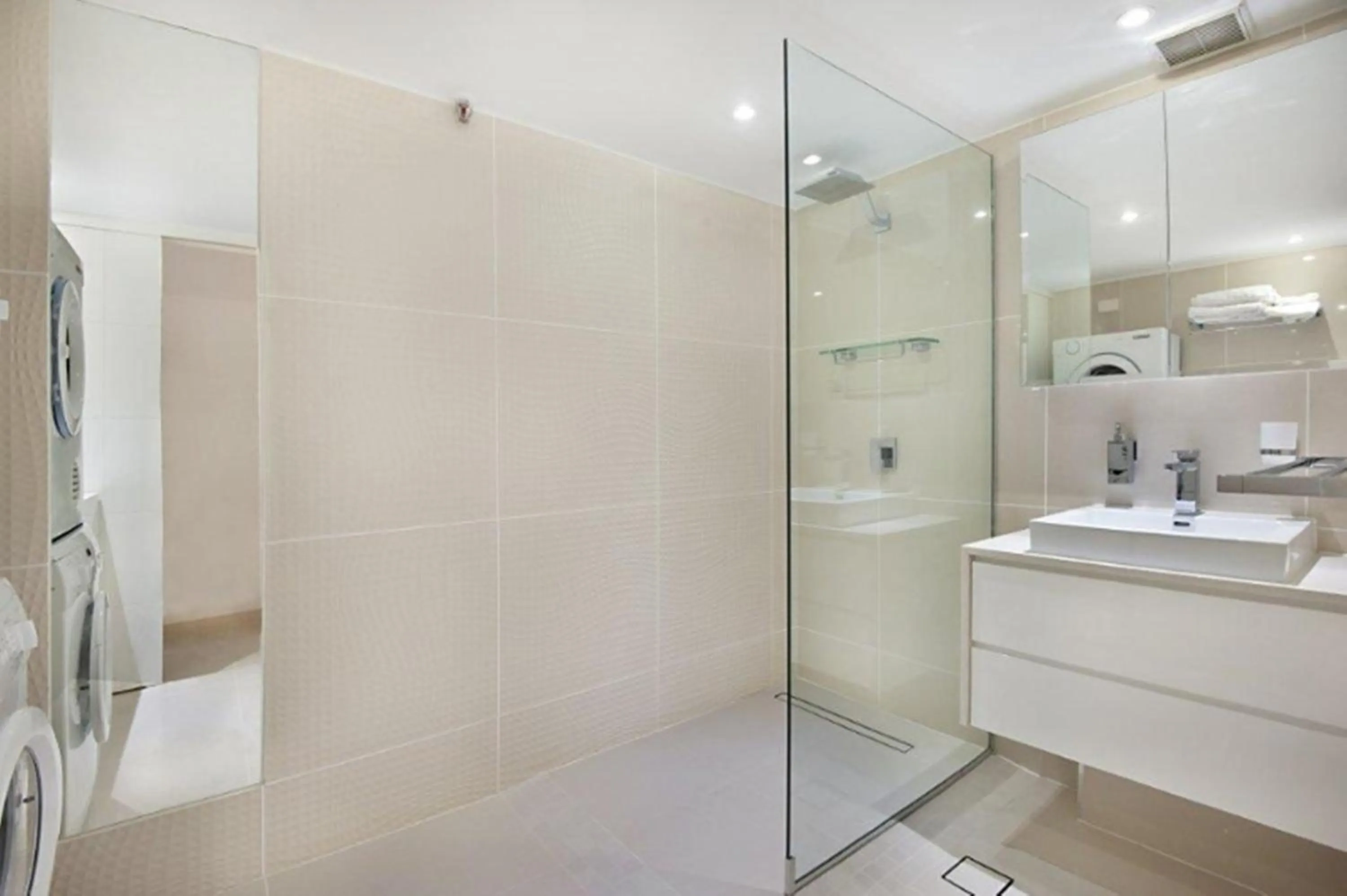 Bathroom in Surfers International Apartments