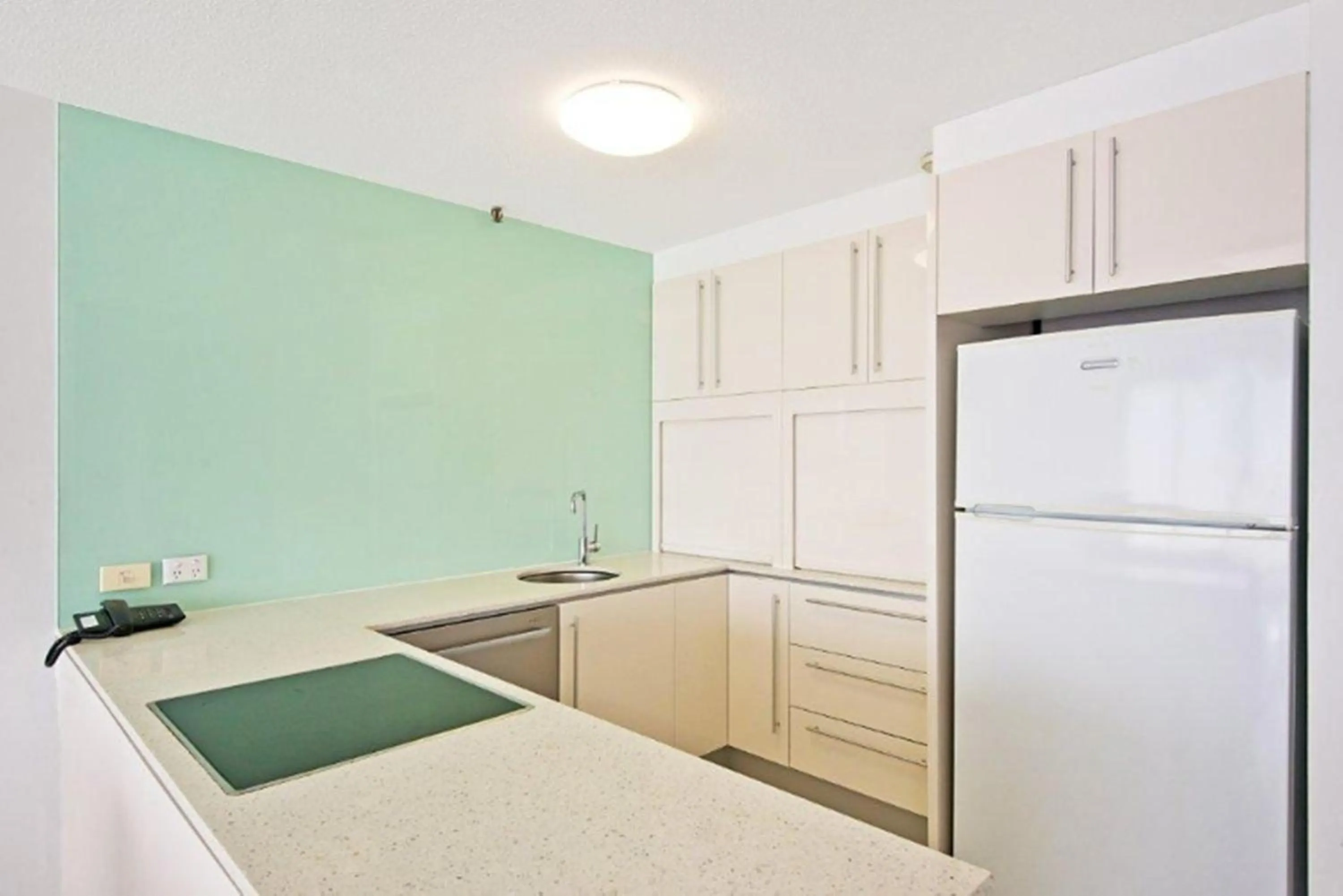 Kitchen or kitchenette, Bed in Surfers International Apartments