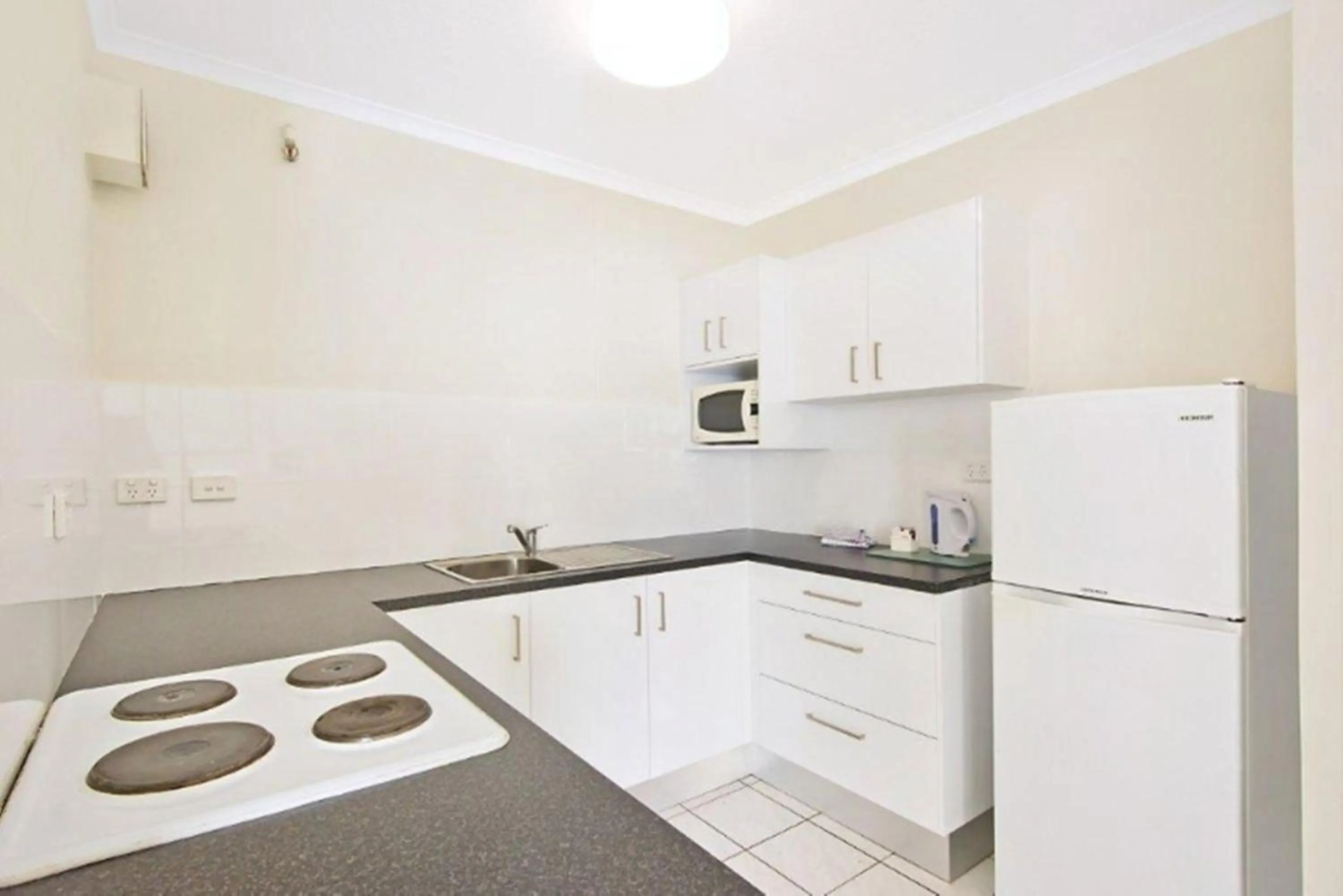 Kitchen or kitchenette in Surfers International Apartments