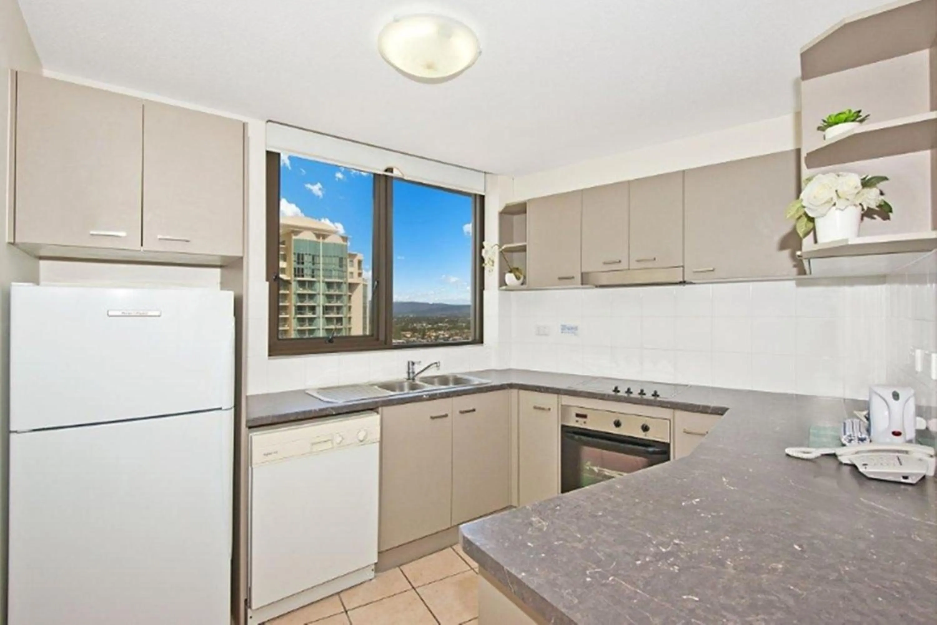 Kitchen or kitchenette in Surfers International Apartments