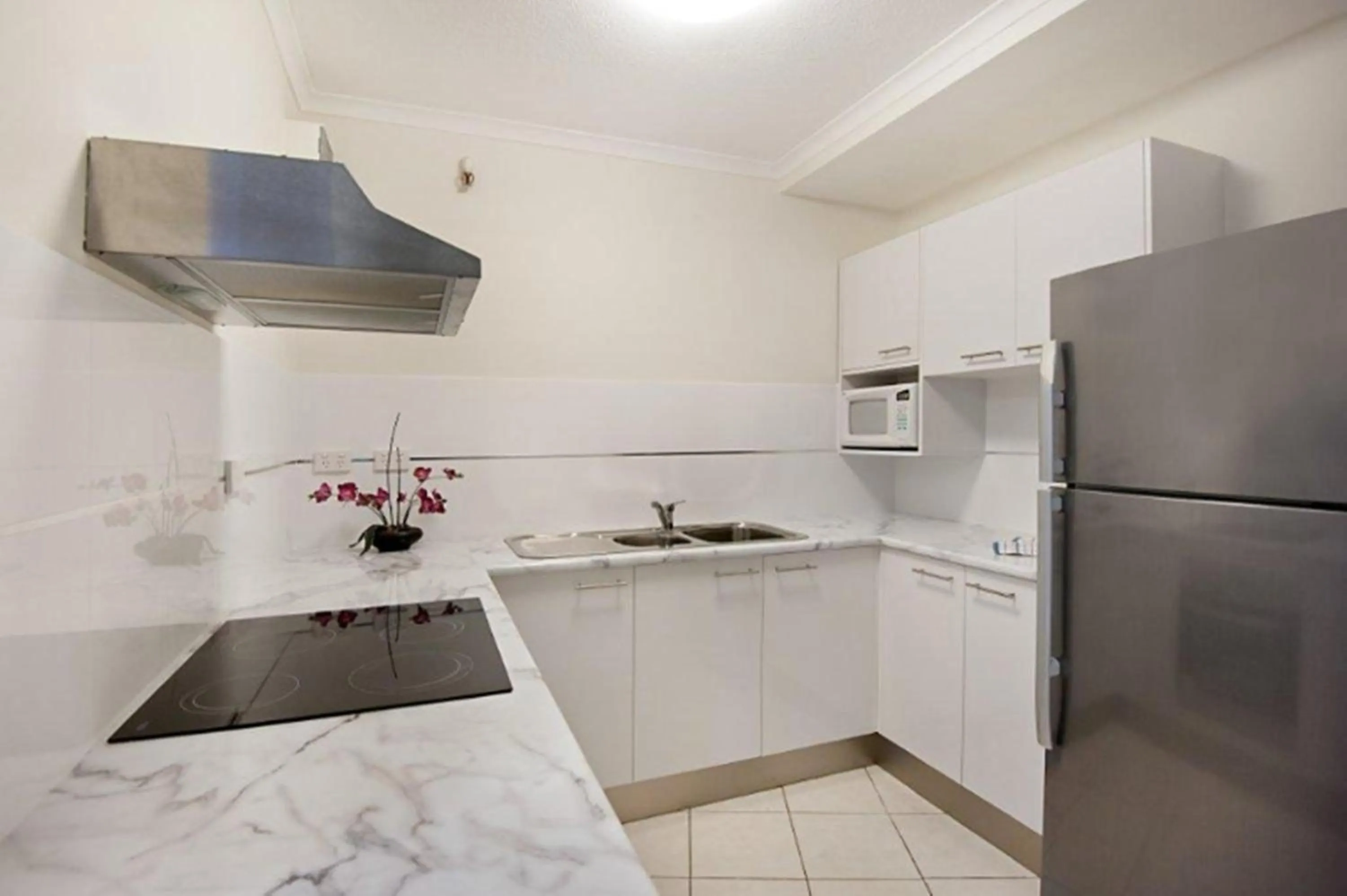 Kitchen or kitchenette in Surfers International Apartments