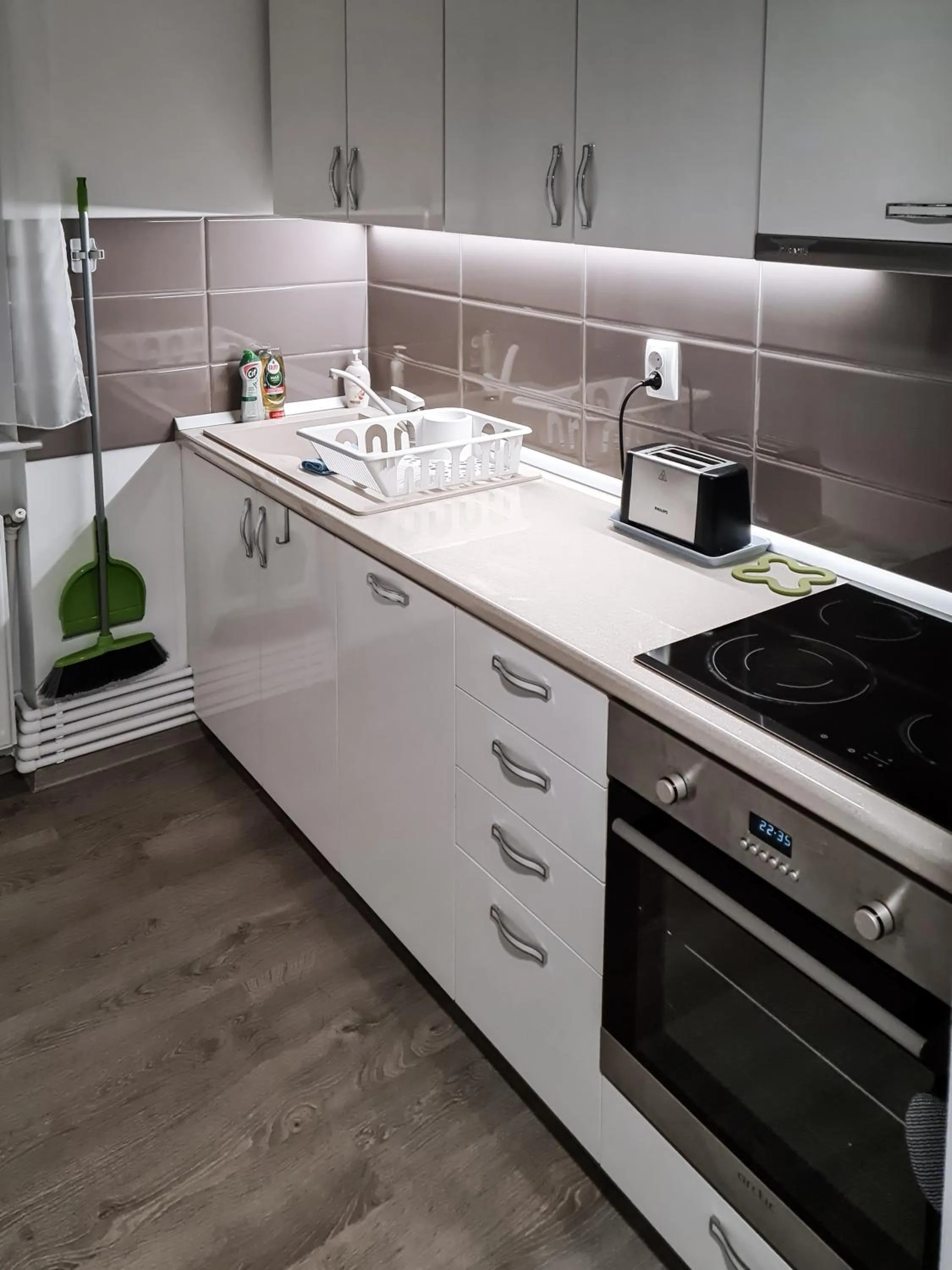 Kitchen or kitchenette in Apartament Alina - la parter & parcare rezervata