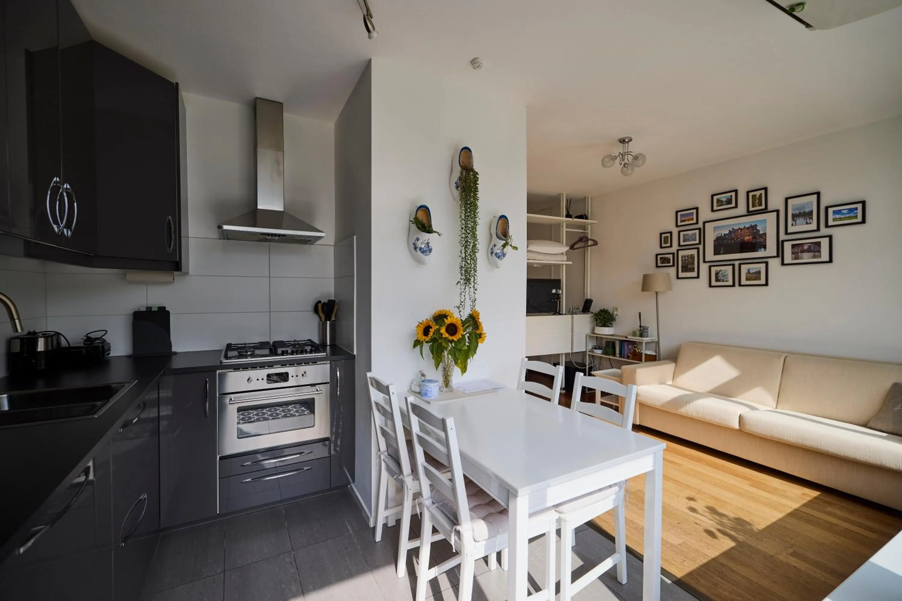 Seating area in Treehouse Inn