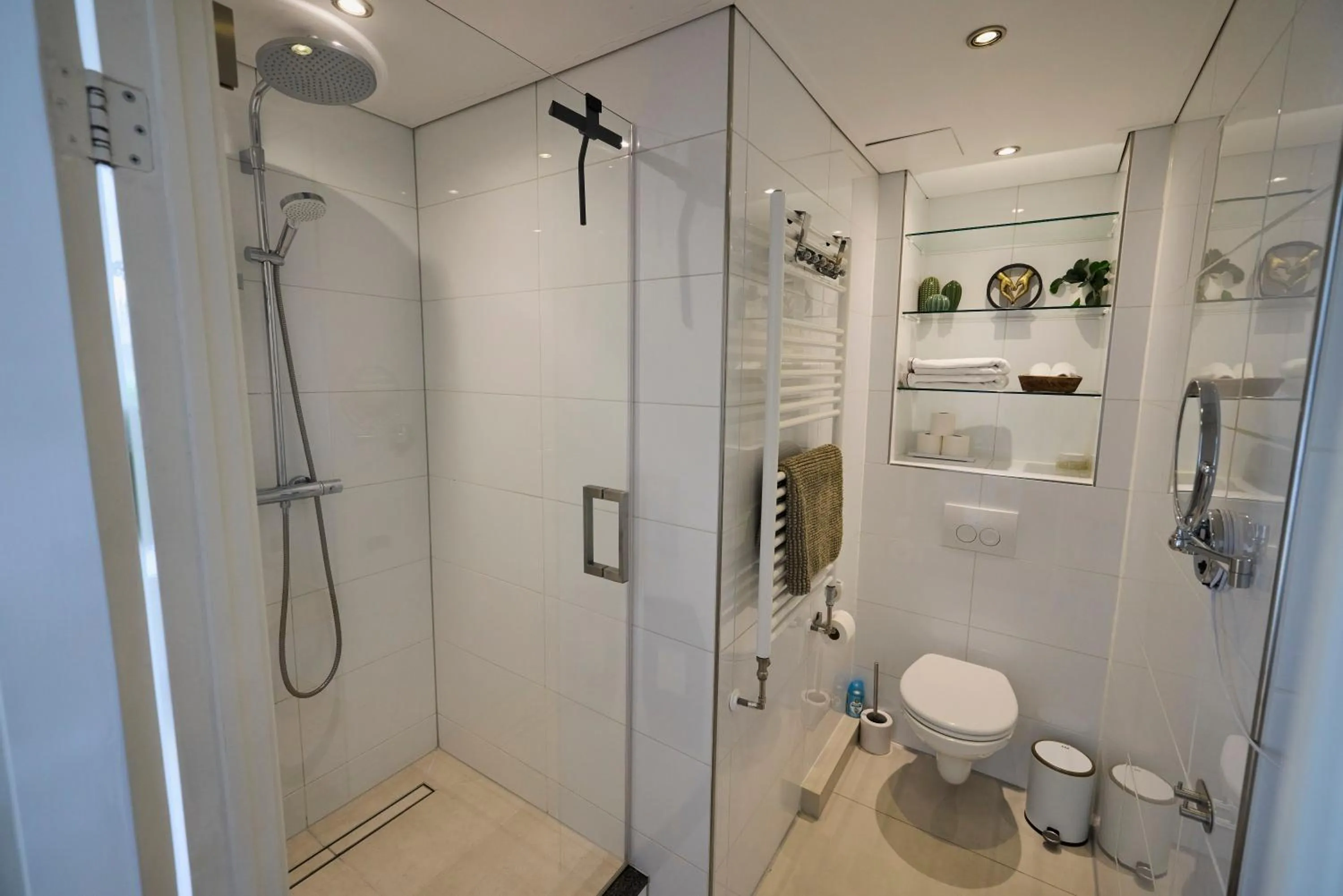 Shower in Treehouse Inn