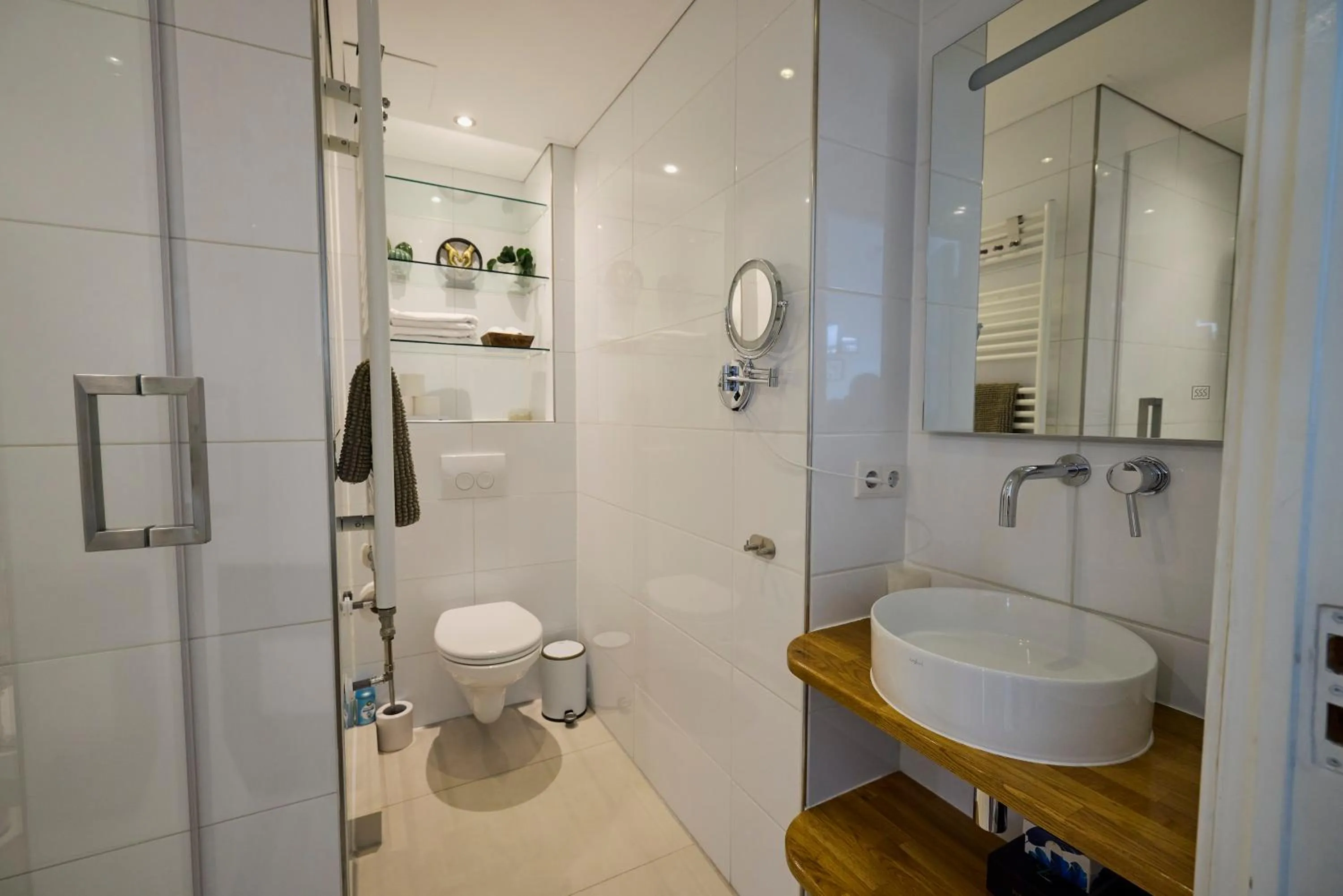 Toilet in Treehouse Inn