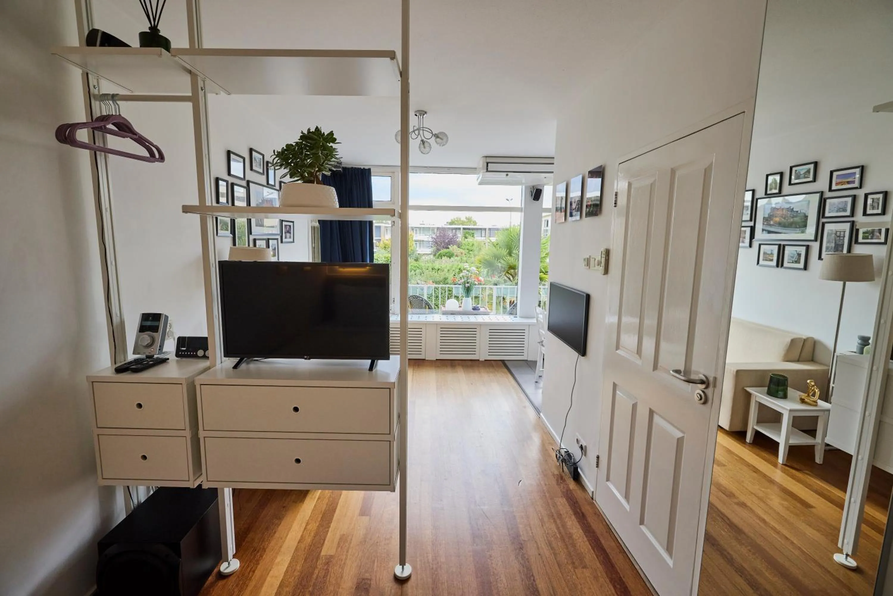 TV and multimedia in Treehouse Inn