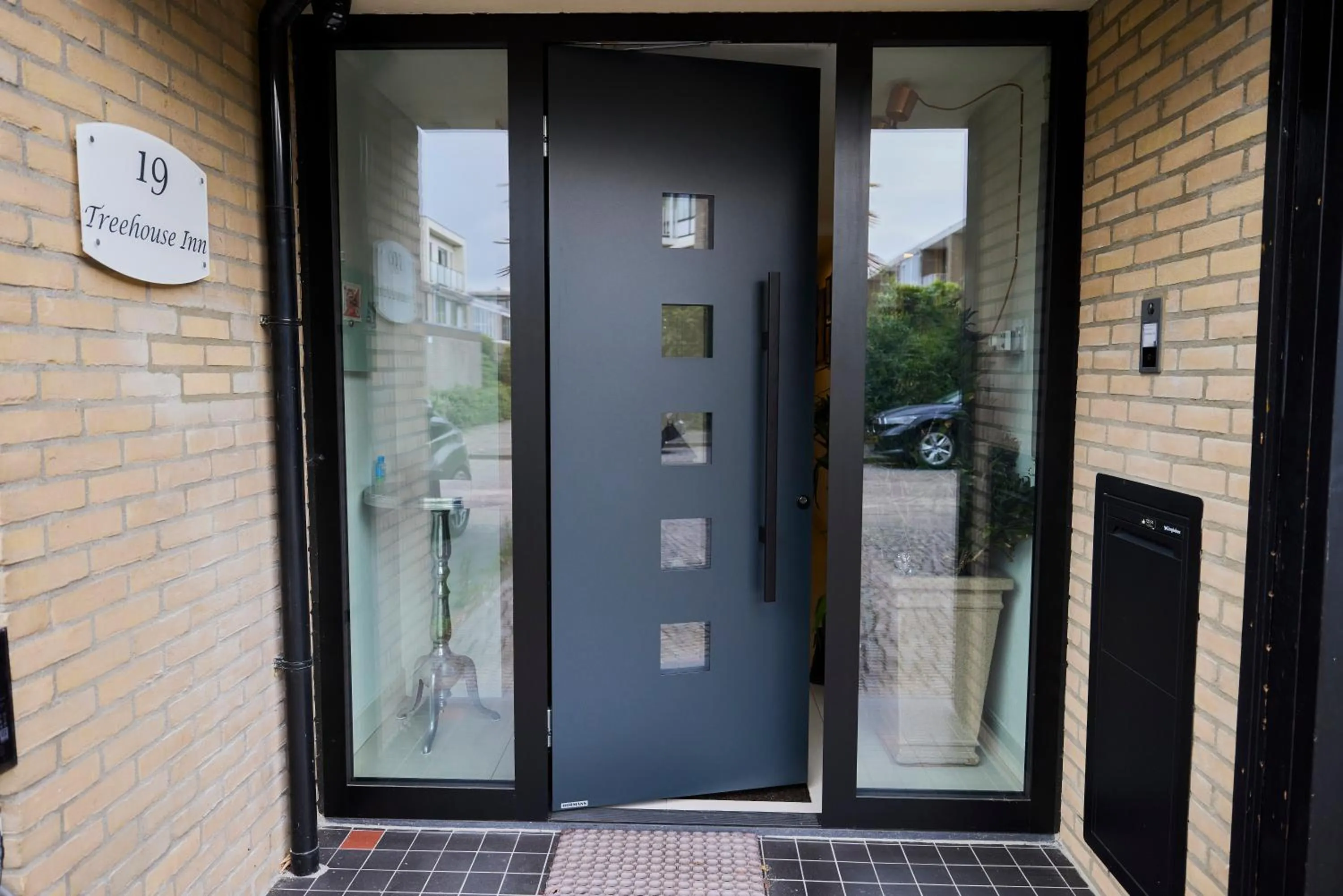 Facade/entrance in Treehouse Inn