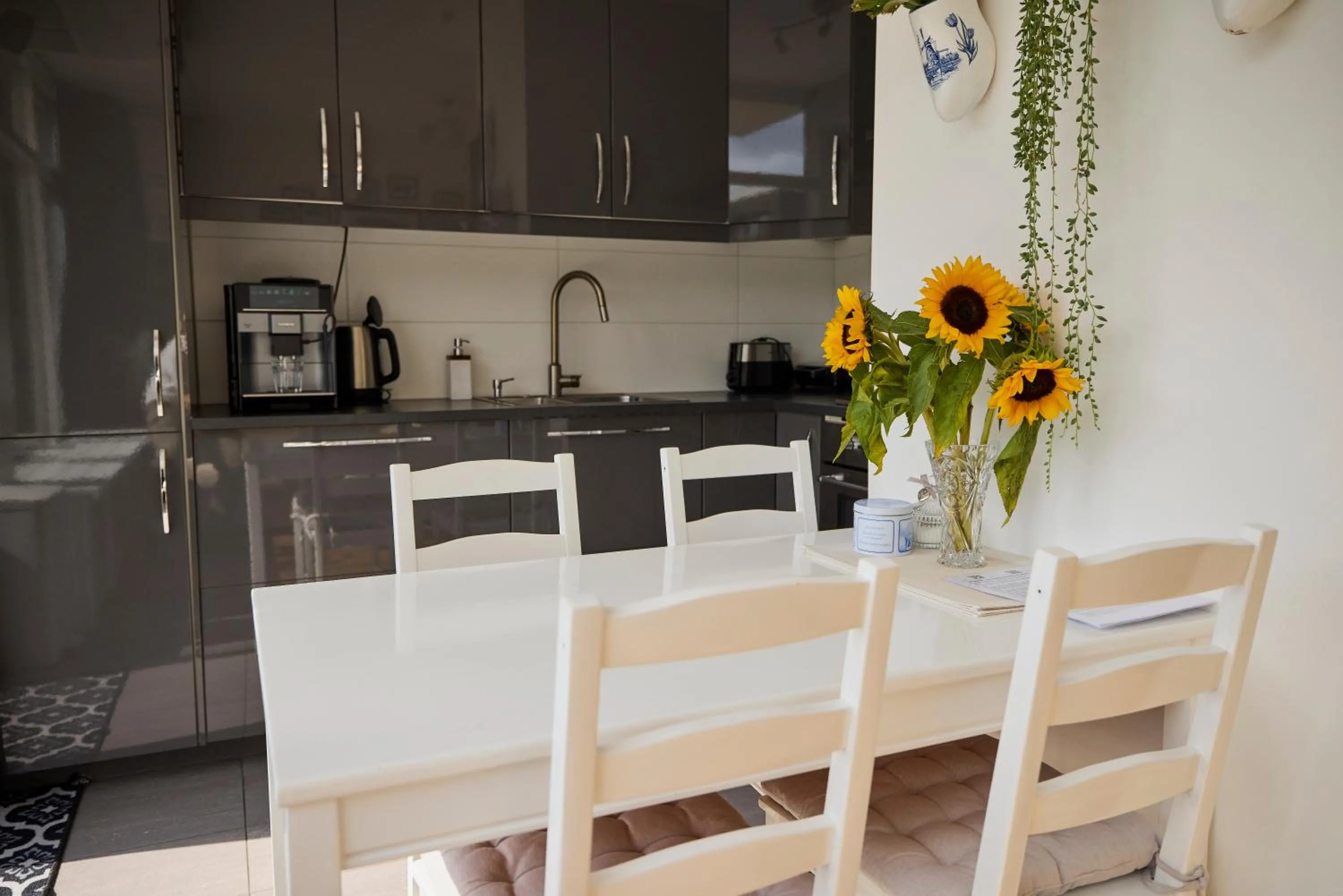 Dining area in Treehouse Inn