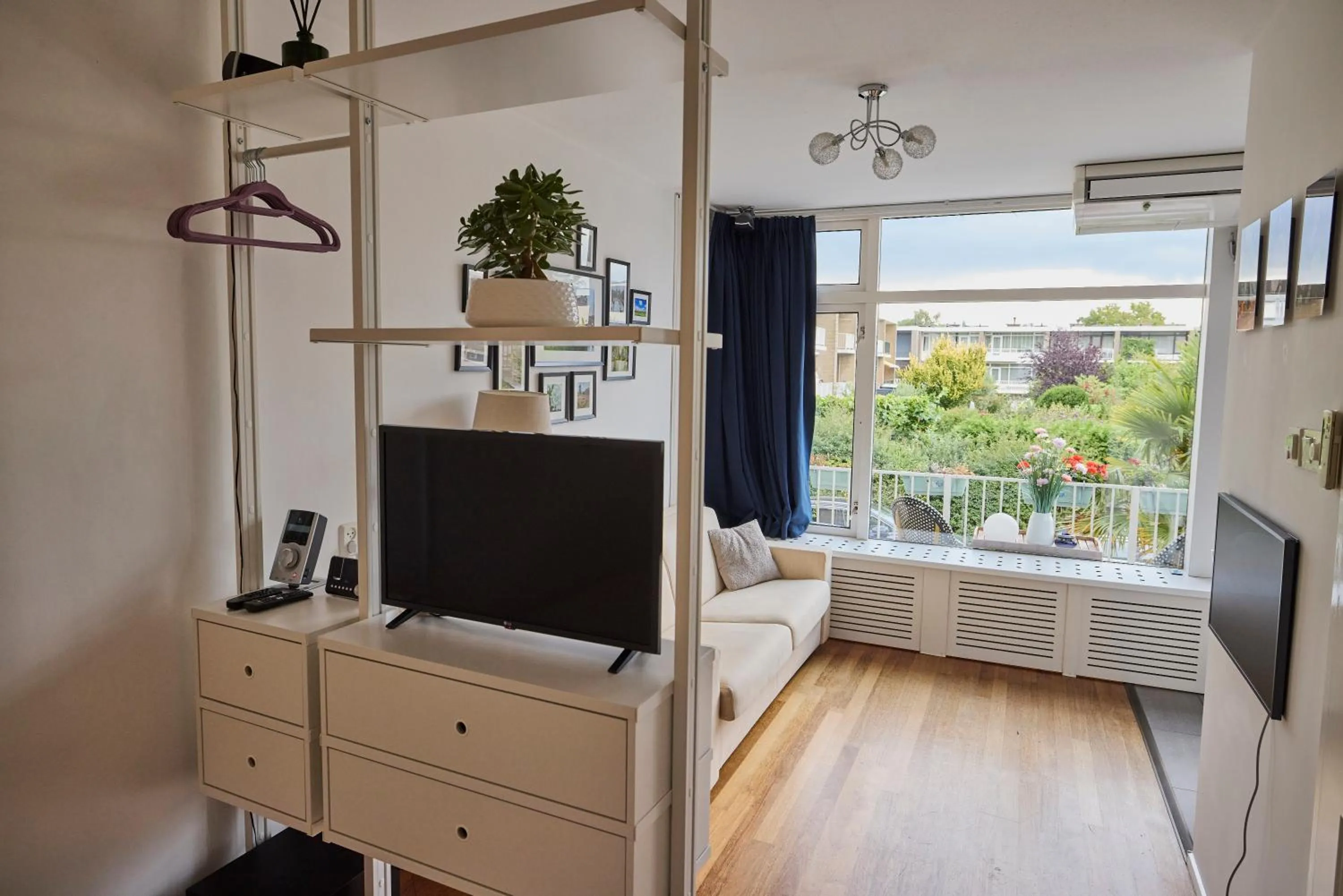 TV and multimedia in Treehouse Inn