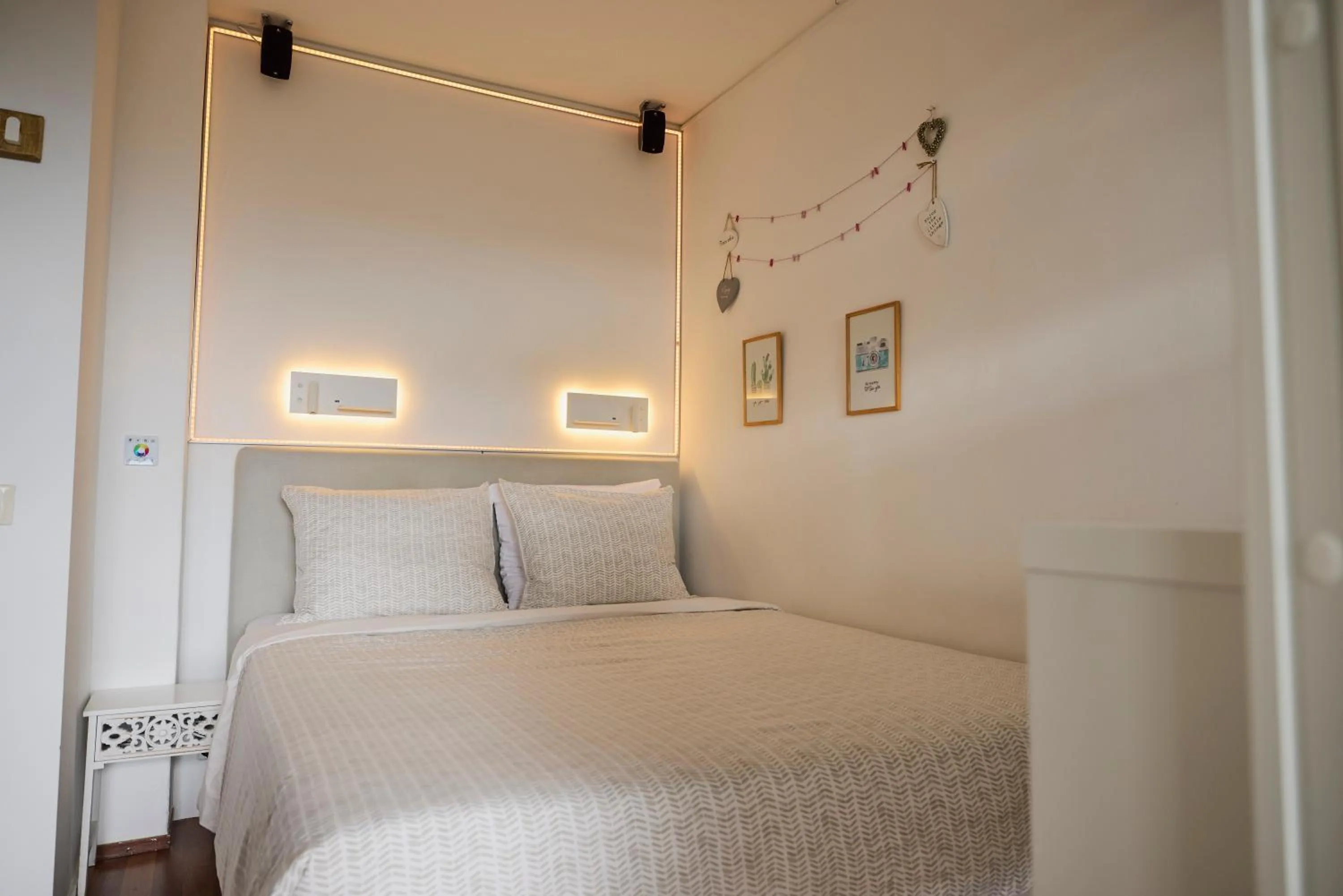 Bedroom, Bed in Treehouse Inn