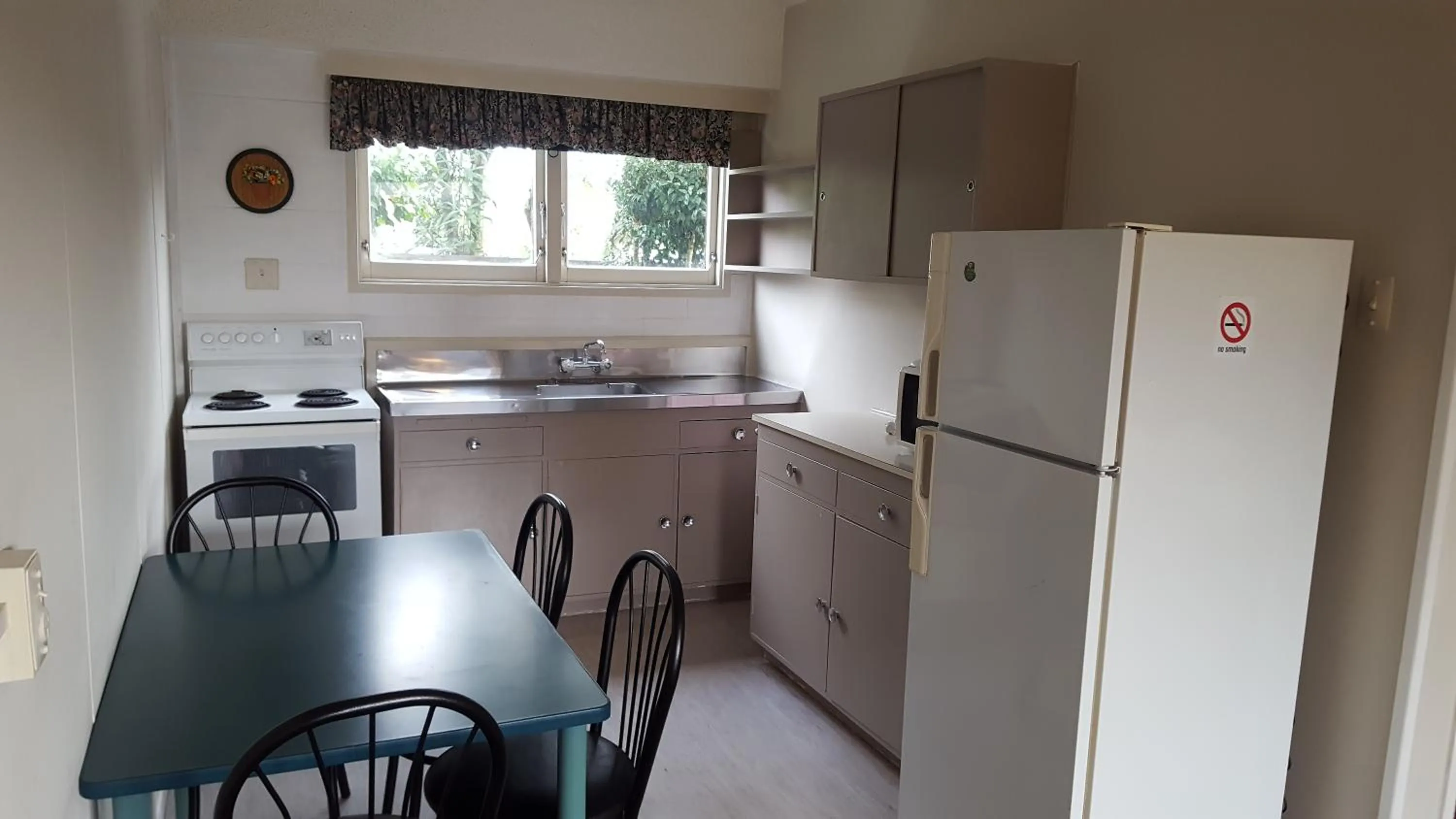 Kitchen or kitchenette in Manhattan Motel