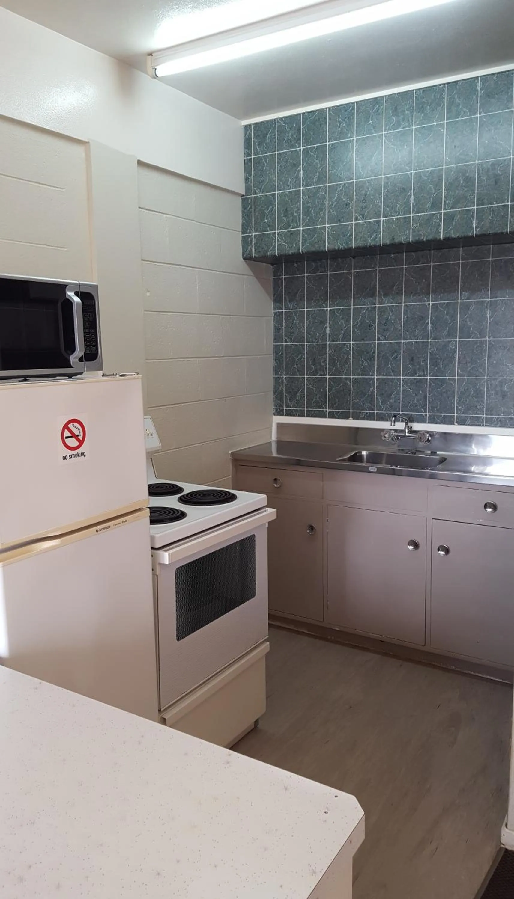 Kitchen or kitchenette in Manhattan Motel