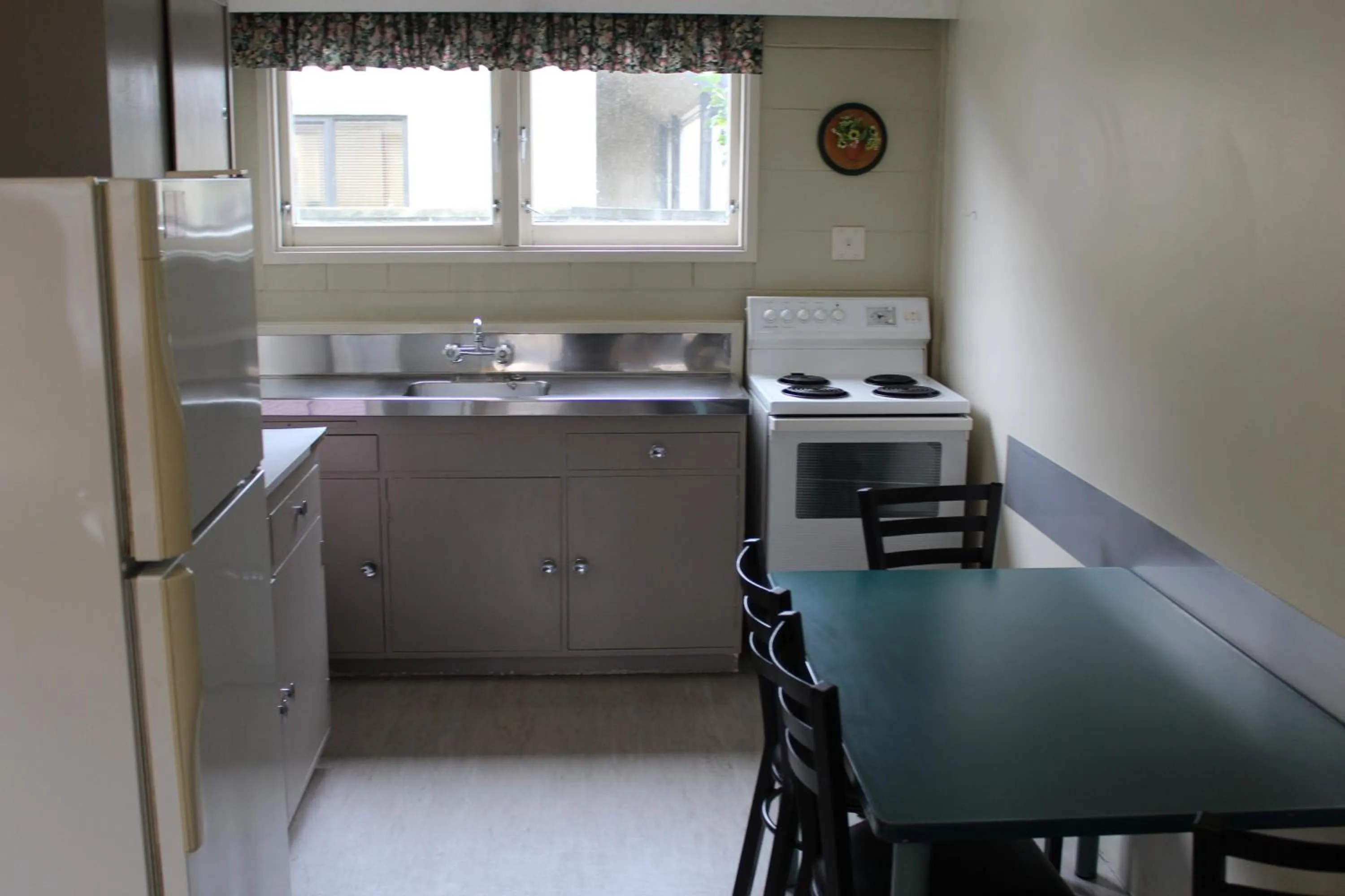 Kitchen or kitchenette in Manhattan Motel