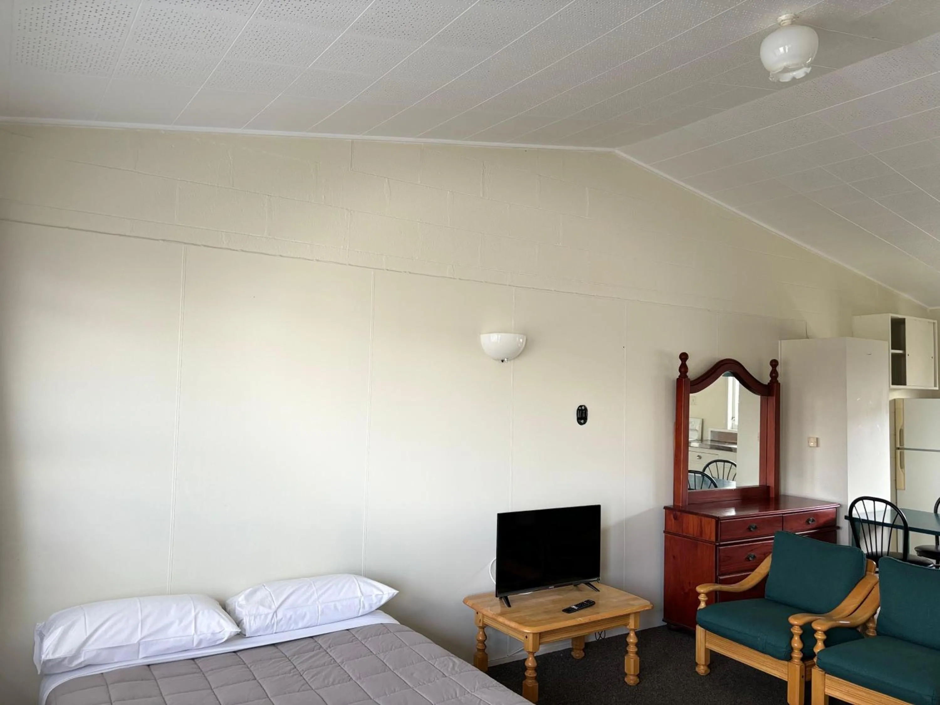 Bed in Manhattan Motel