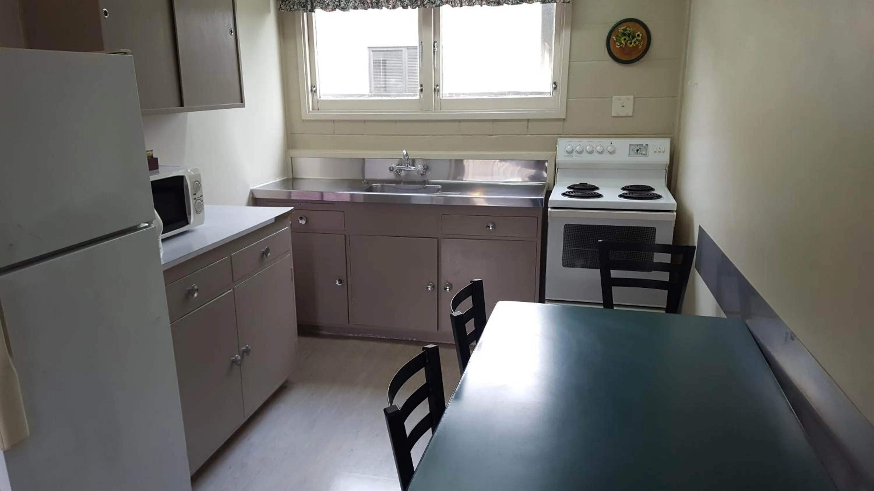 Kitchen or kitchenette in Manhattan Motel