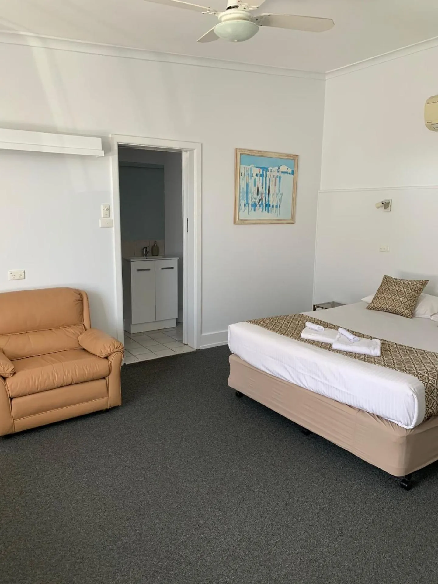 Bed in Meeniyan Motel