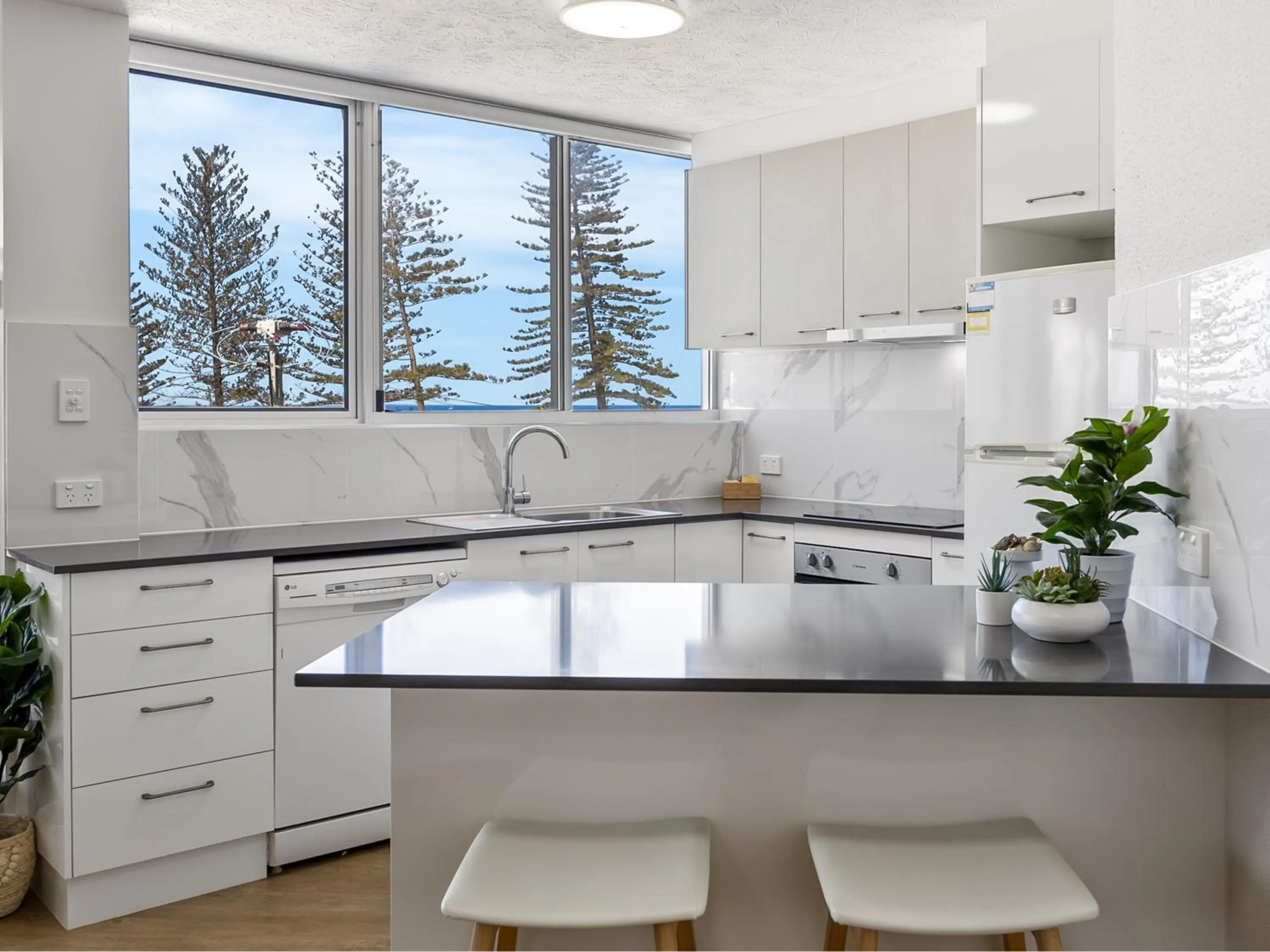 Kitchen or kitchenette in Mandolin Beachfront Resort