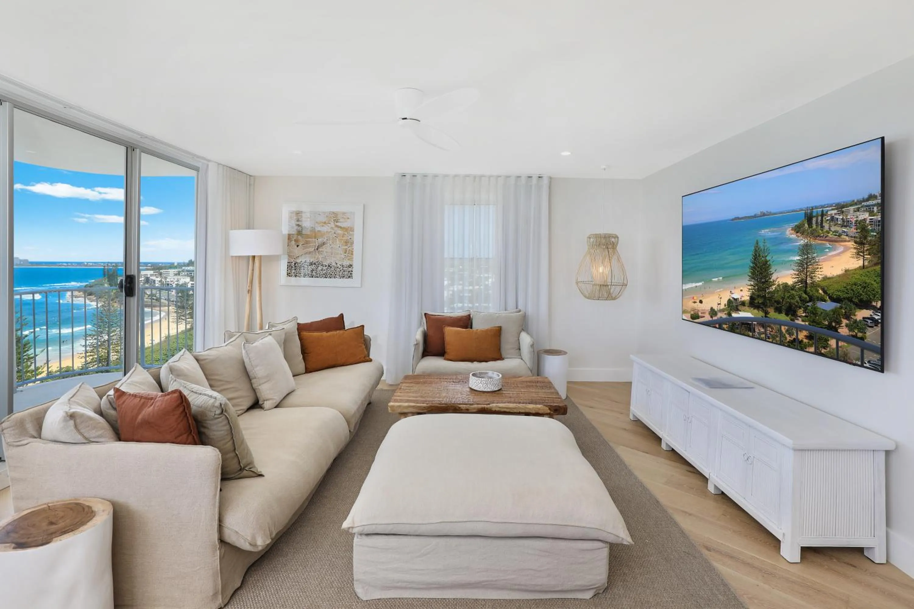 Communal lounge/ TV room in Mandolin Beachfront Resort