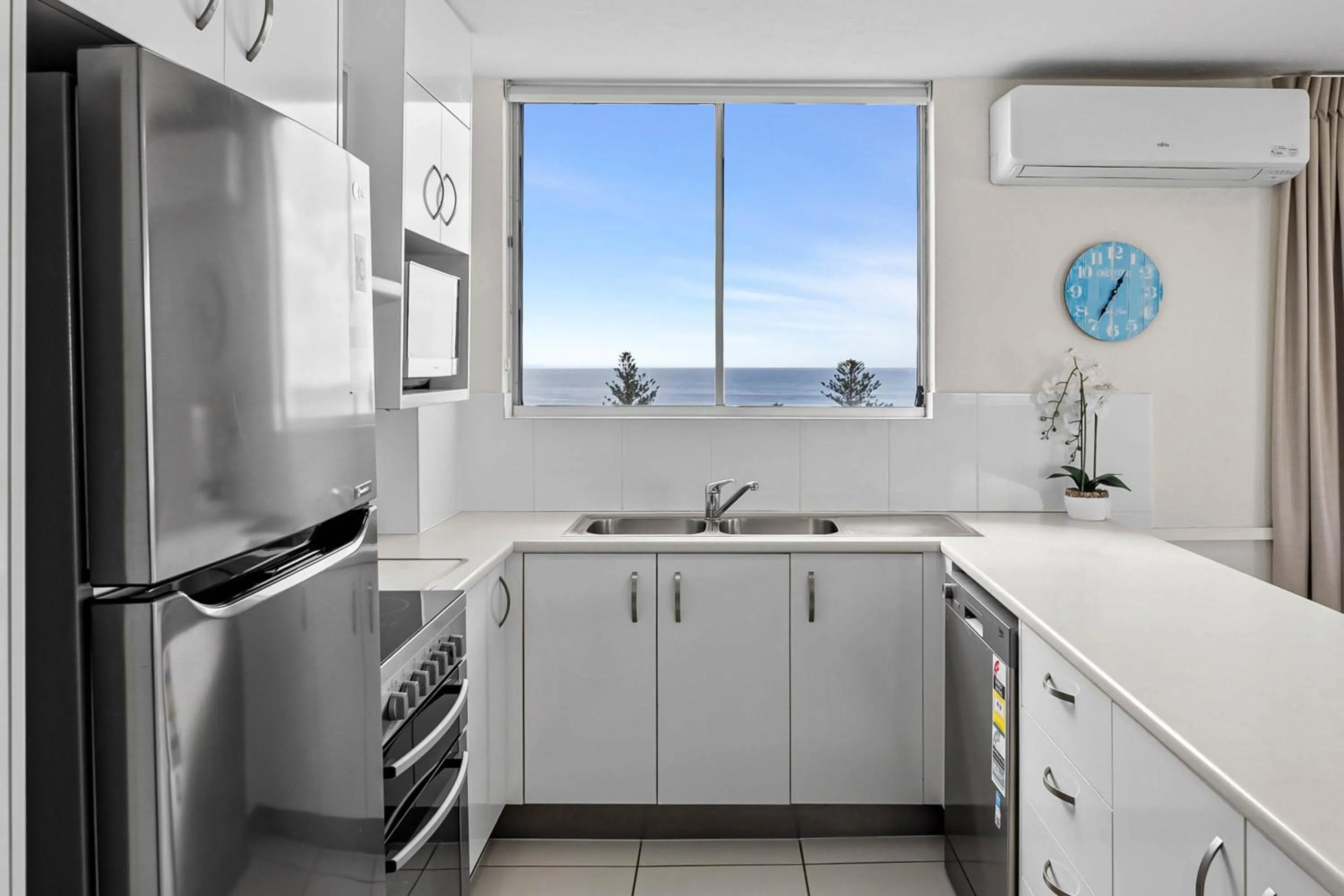 Kitchen or kitchenette in Mandolin Beachfront Resort