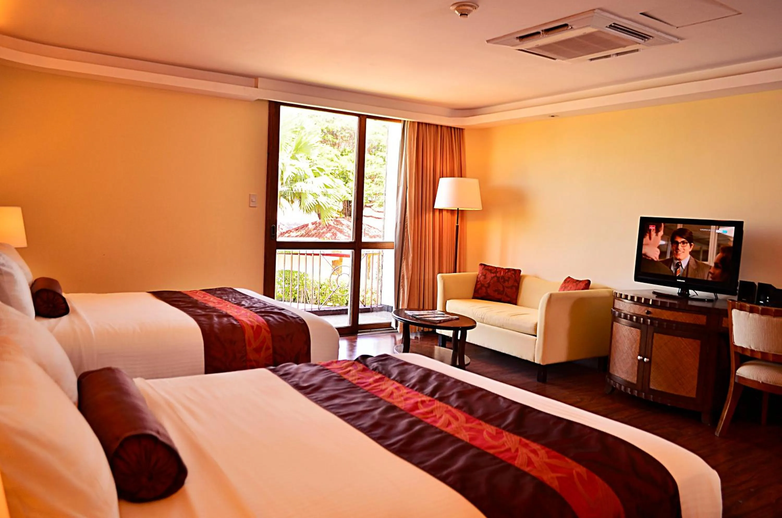 TV and multimedia, Bed in Thunderbird Resorts - Rizal