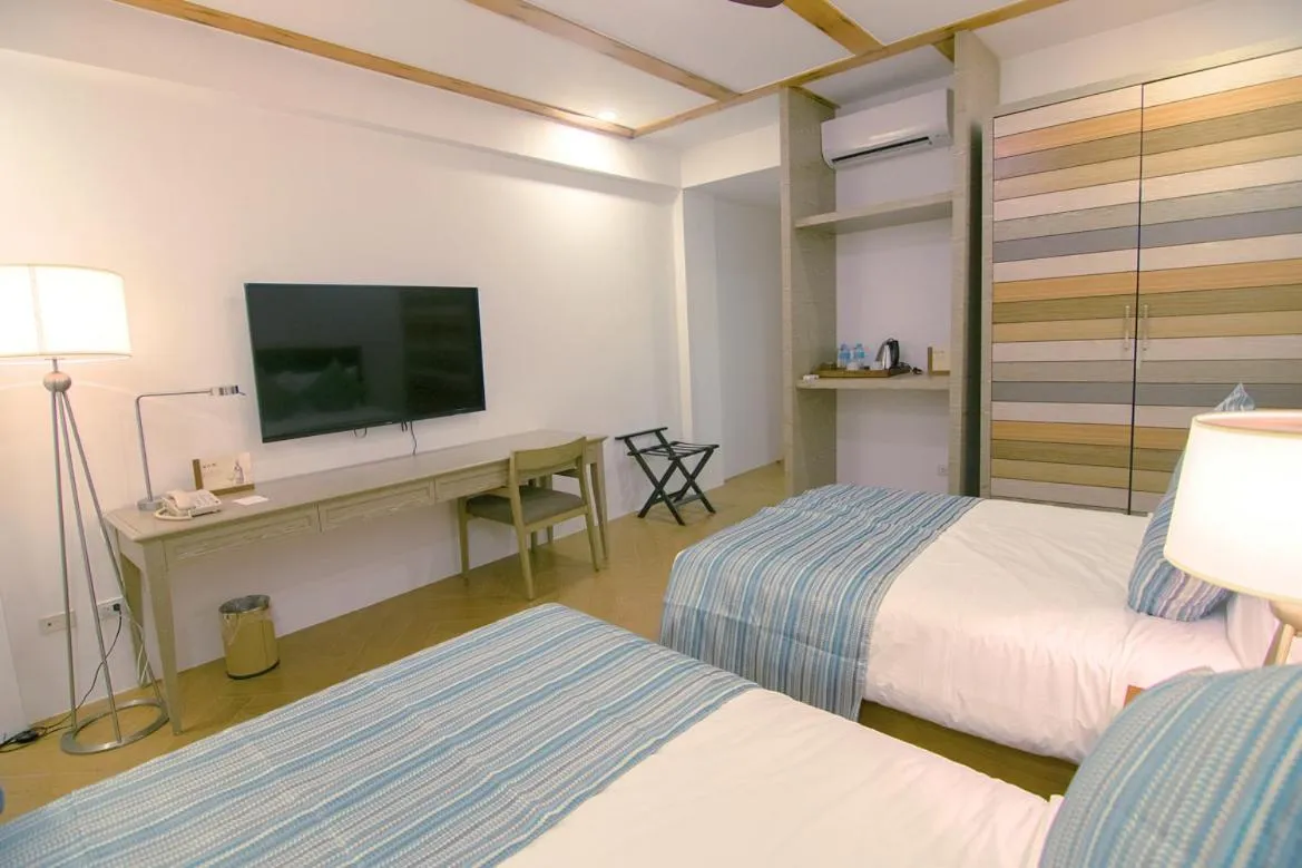 TV and multimedia, Bed in Thunderbird Resorts - Rizal