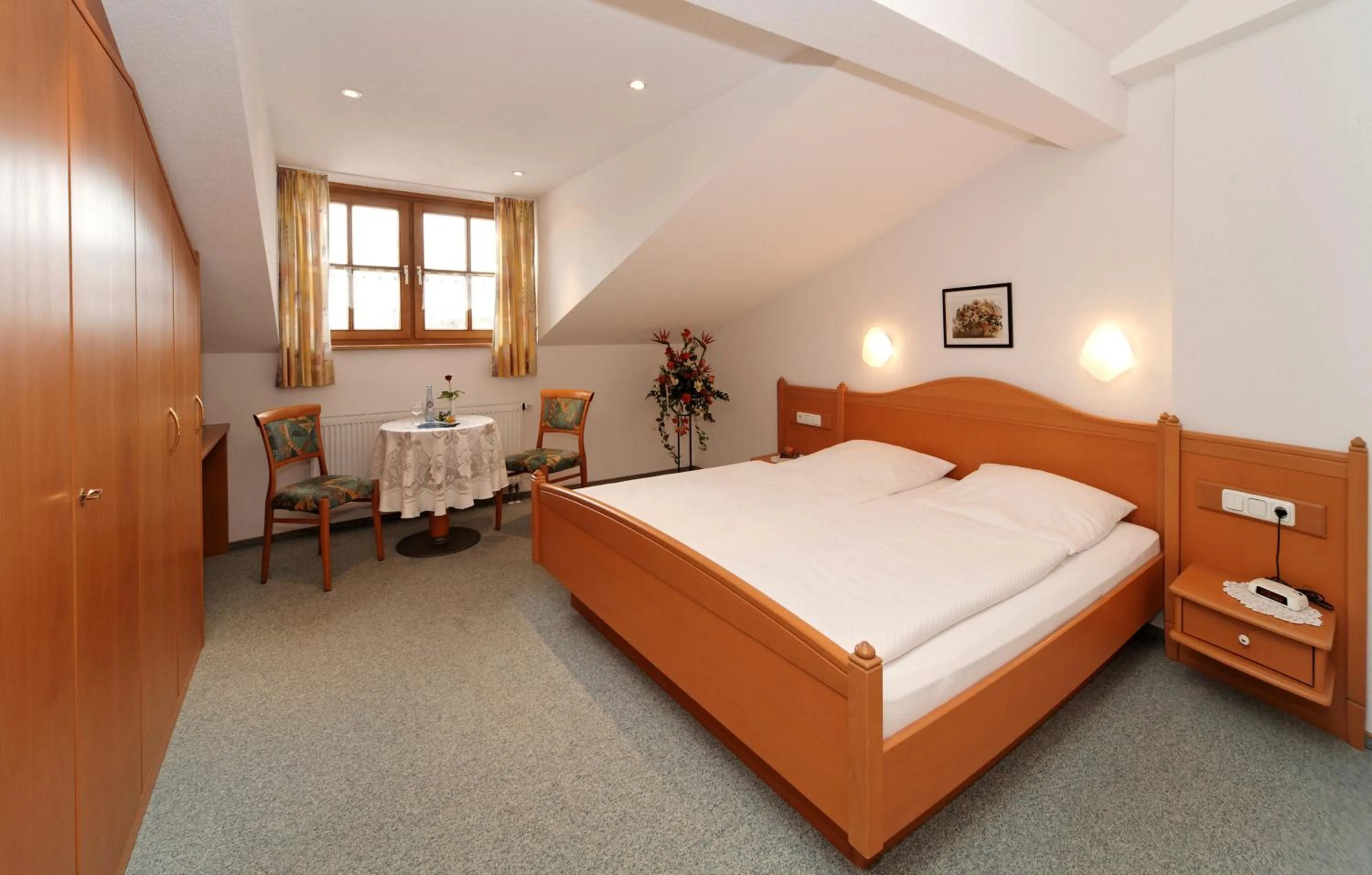 Photo of the whole room, Bed in Gasthof-Pension-Kraus
