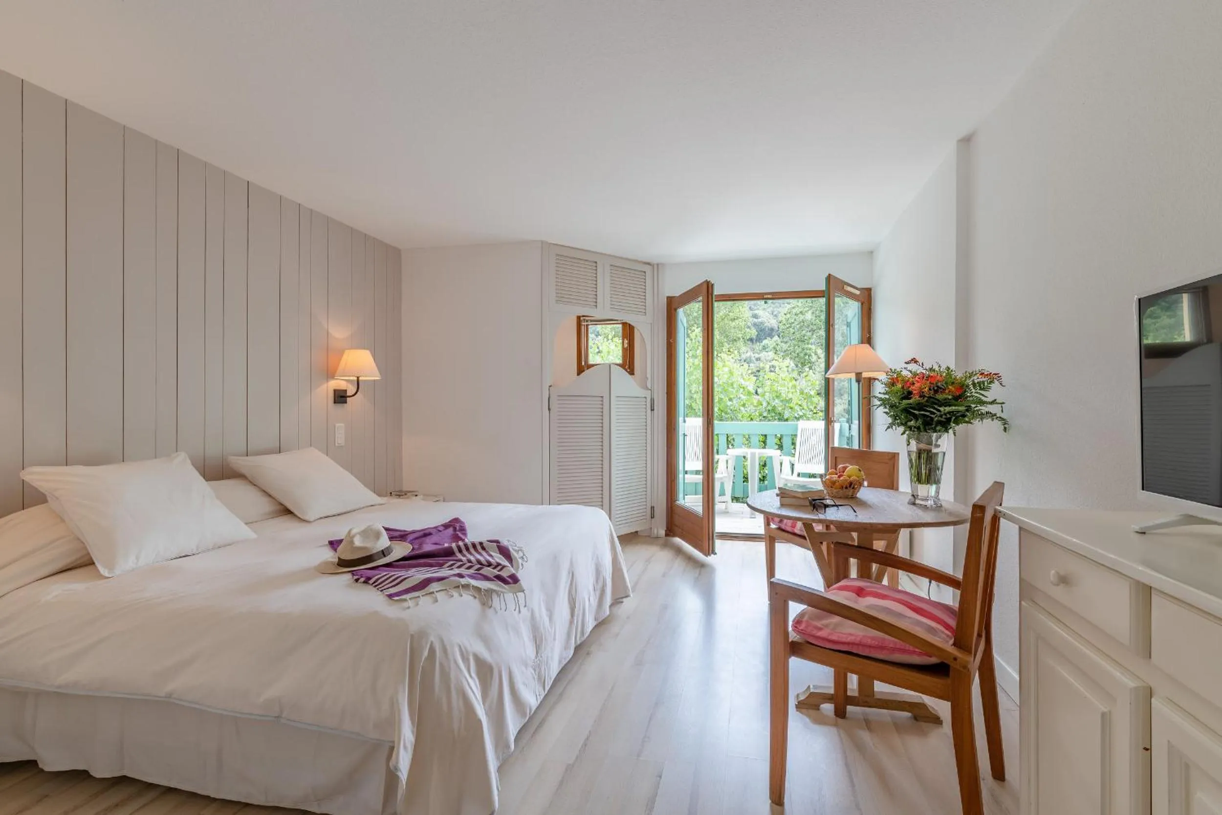 Photo of the whole room, Bed in La Pinède