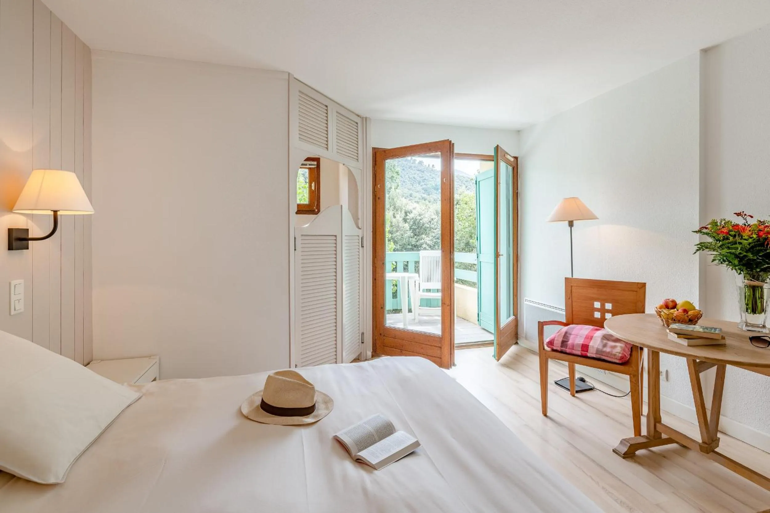 Photo of the whole room, Bed in La Pinède