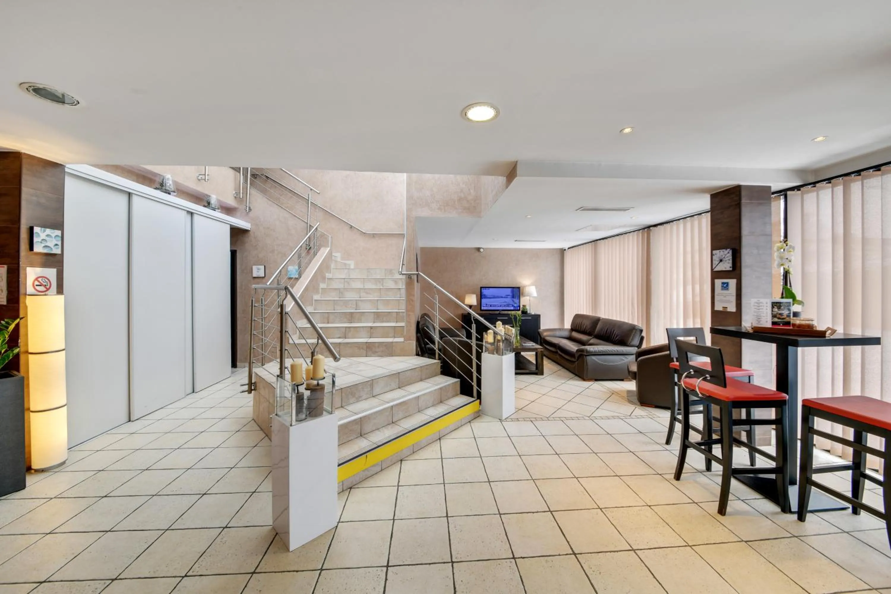 Facade/entrance in HOTEL RESTAURANT PARIS PACIFIC PARIS-VILLEJUIF- PRES DU METRO L'HAY LES ROSES LIGNE 14 - Direct PARIS-AEROPORT ORLY ET INSTITUT GUSTAVE ROUSSY