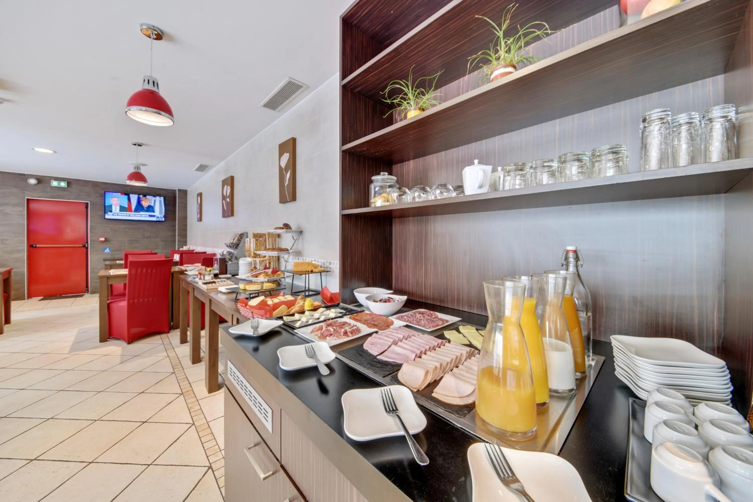 Breakfast in HOTEL RESTAURANT PARIS PACIFIC PARIS-VILLEJUIF- PRES DU METRO L'HAY LES ROSES LIGNE 14 - Direct PARIS-AEROPORT ORLY ET INSTITUT GUSTAVE ROUSSY