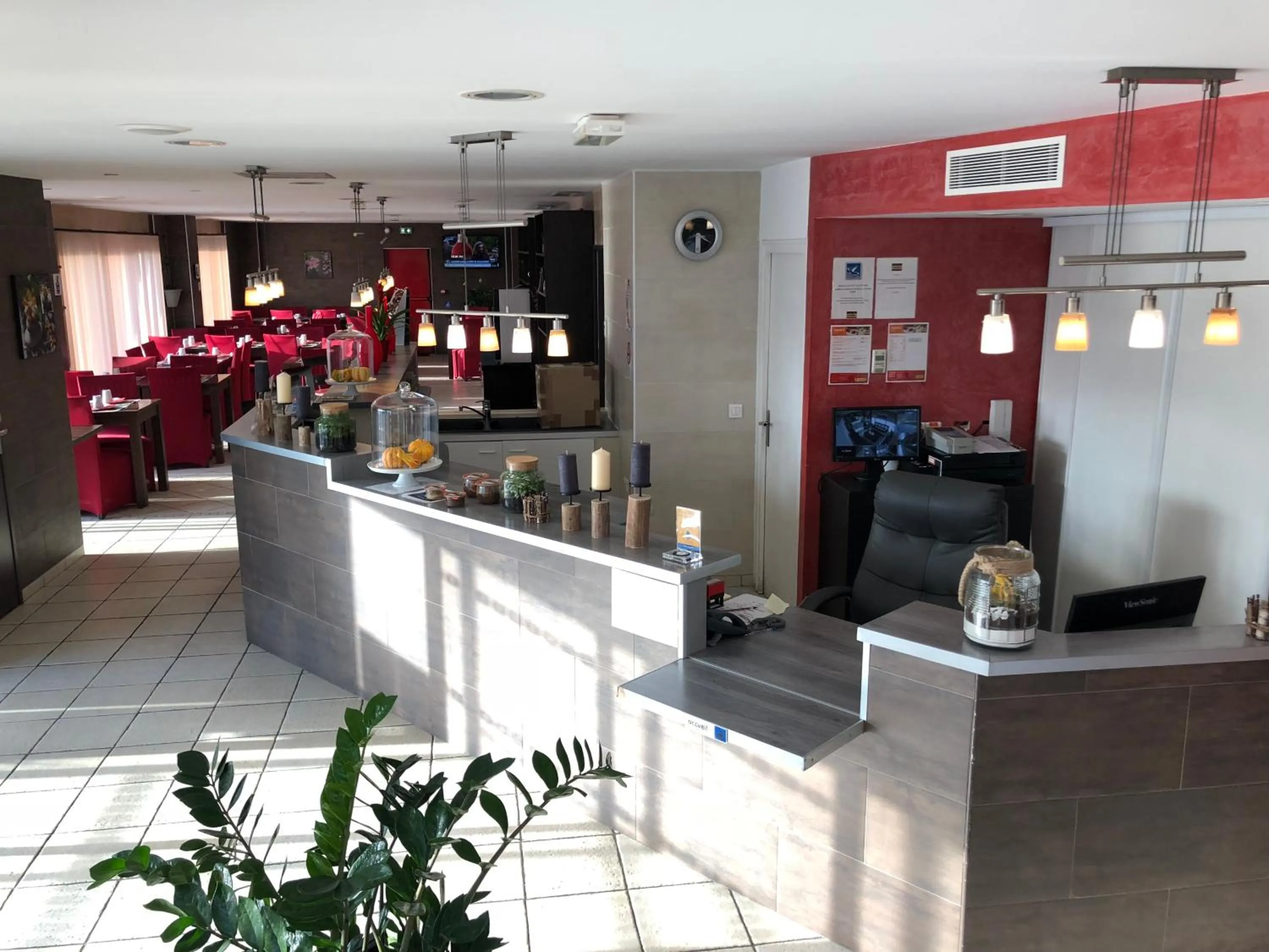 Lobby or reception in HOTEL RESTAURANT PARIS PACIFIC PARIS-VILLEJUIF- PRES DU METRO L'HAY LES ROSES LIGNE 14 - Direct PARIS-AEROPORT ORLY ET INSTITUT GUSTAVE ROUSSY