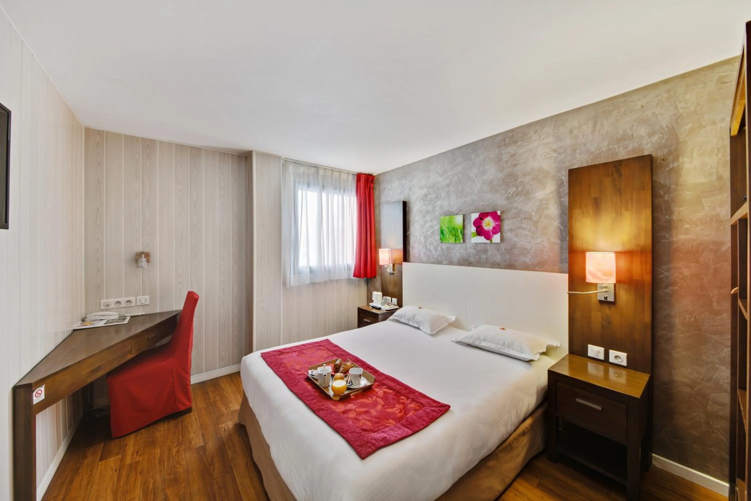 Photo of the whole room, Bed in HOTEL RESTAURANT PARIS PACIFIC PARIS-VILLEJUIF- PRES DU METRO L'HAY LES ROSES LIGNE 14 - Direct PARIS-AEROPORT ORLY ET INSTITUT GUSTAVE ROUSSY