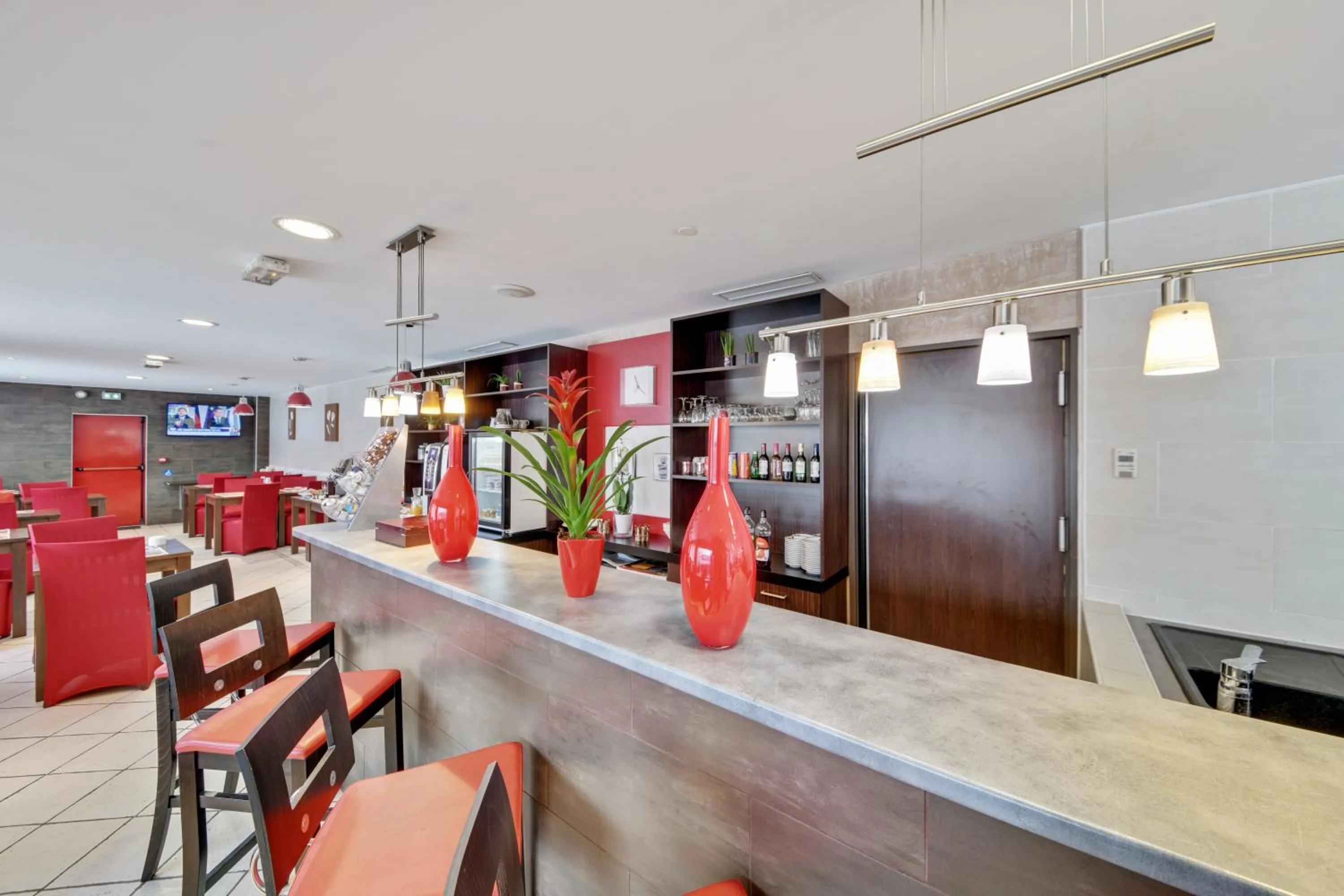 Lounge or bar in HOTEL RESTAURANT PARIS PACIFIC PARIS-VILLEJUIF- PRES DU METRO L'HAY LES ROSES LIGNE 14 - Direct PARIS-AEROPORT ORLY ET INSTITUT GUSTAVE ROUSSY