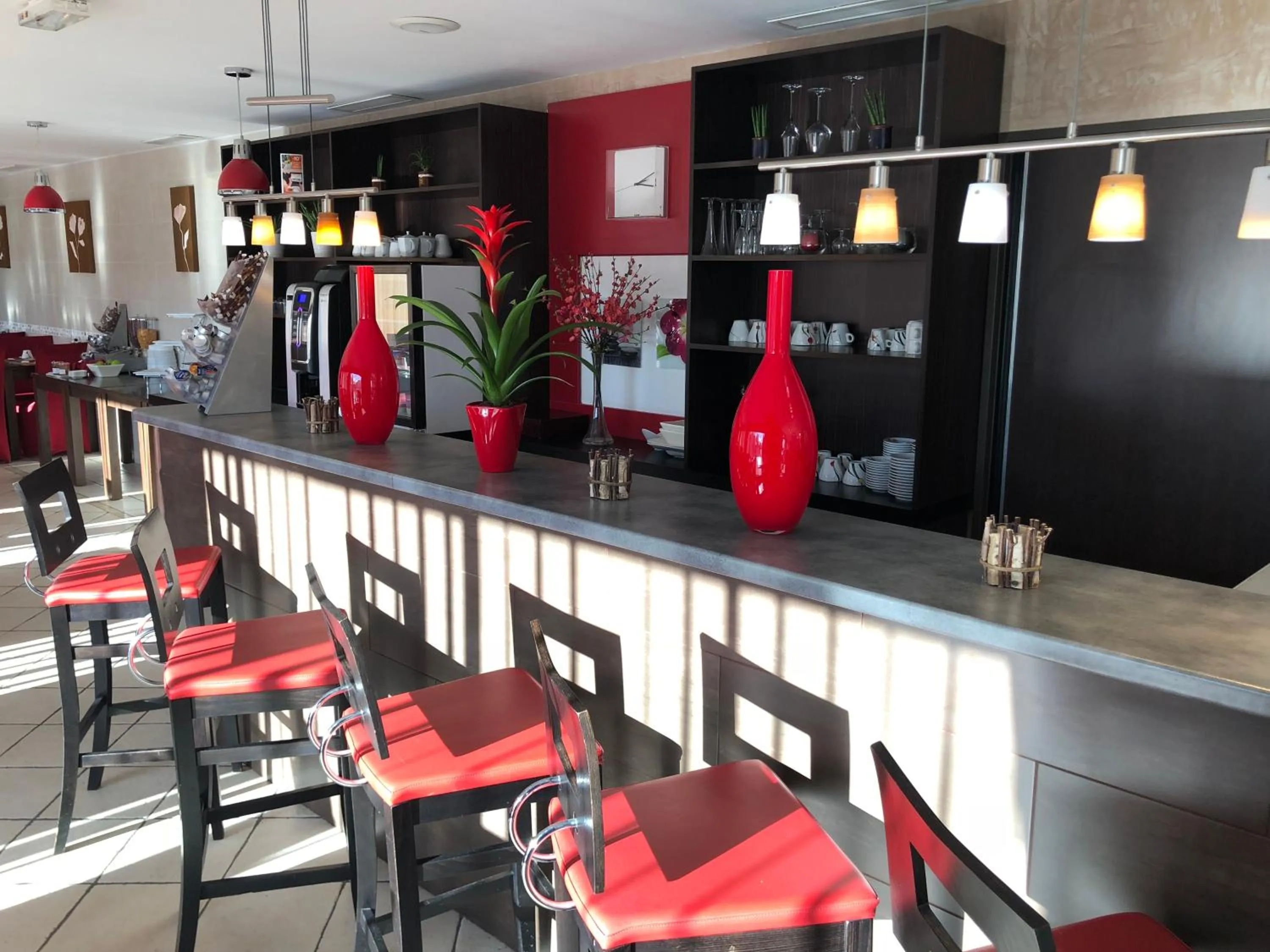 Lounge or bar in HOTEL RESTAURANT PARIS PACIFIC PARIS-VILLEJUIF- PRES DU METRO L'HAY LES ROSES LIGNE 14 - Direct PARIS-AEROPORT ORLY ET INSTITUT GUSTAVE ROUSSY