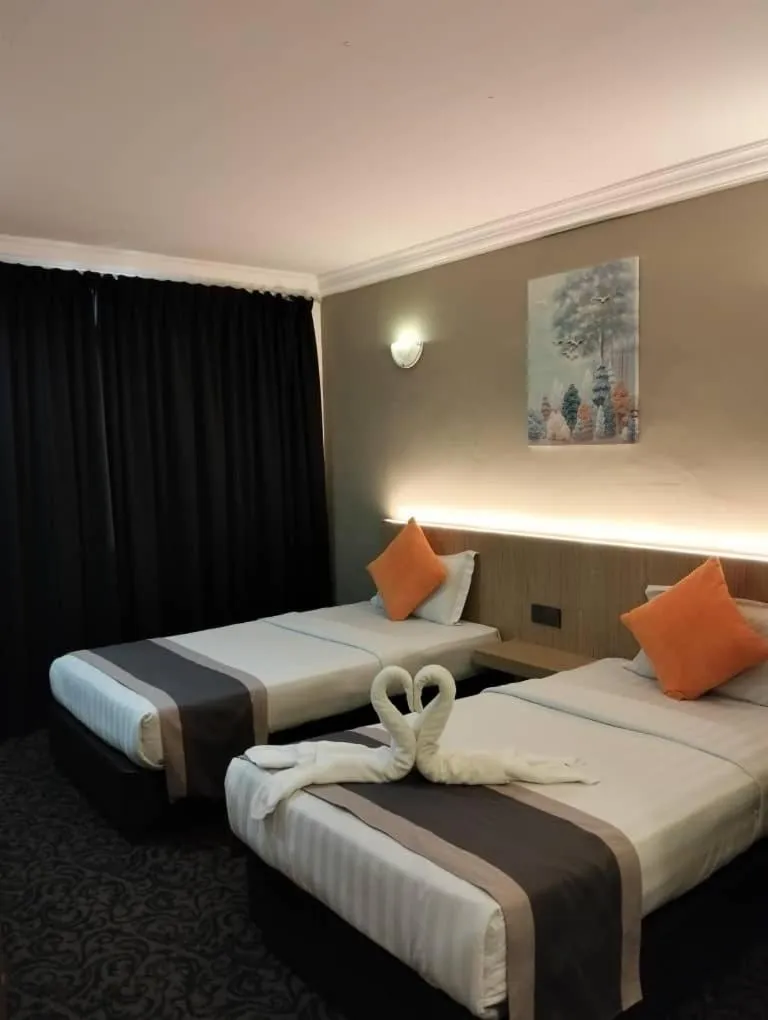 Shower, Bed in Greenlast Hotel