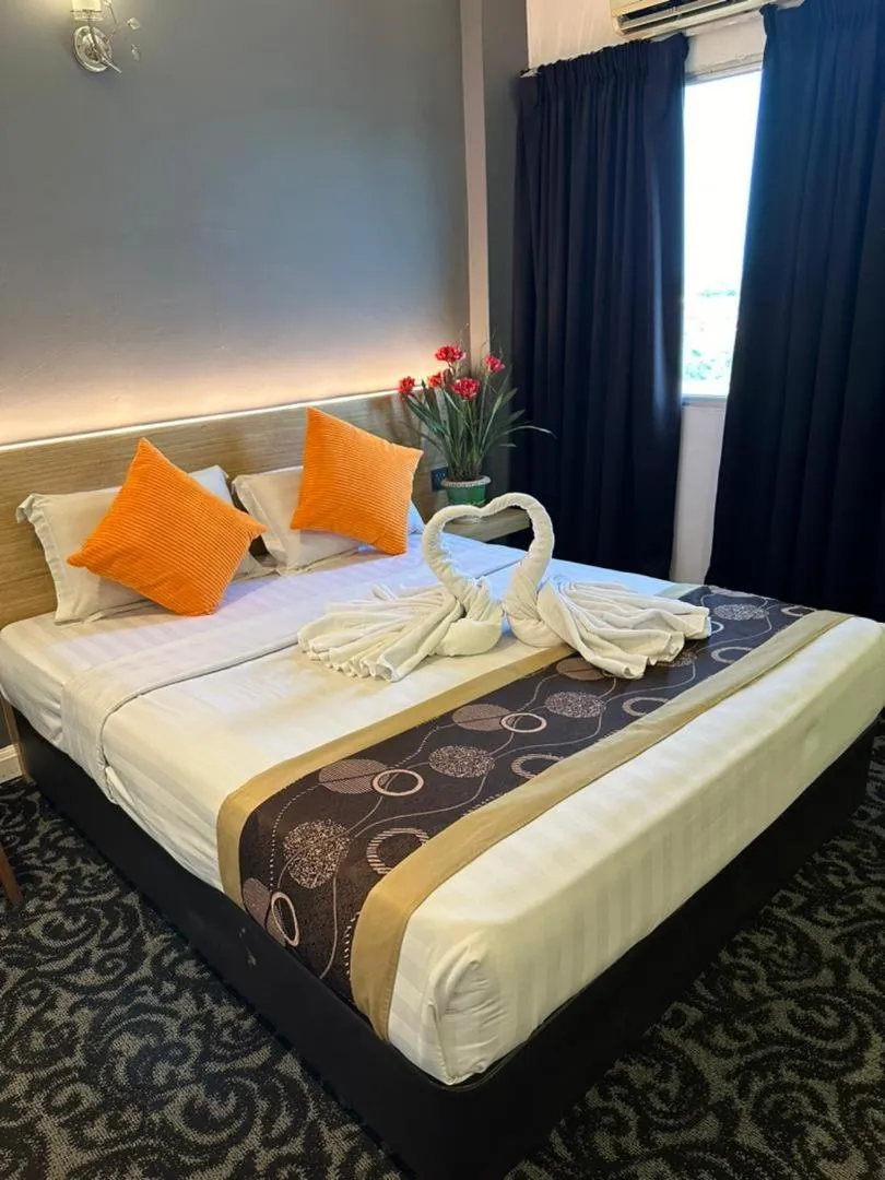 Shower, Bed in Greenlast Hotel