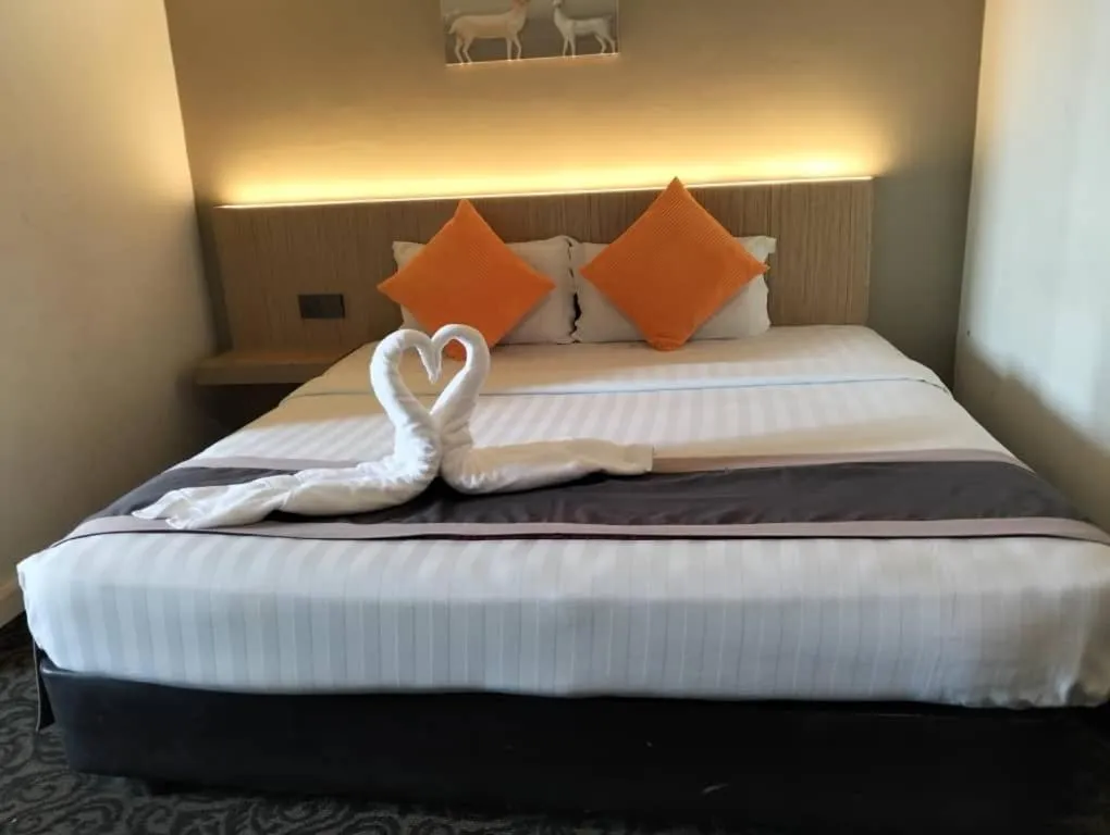 Shower, Bed in Greenlast Hotel