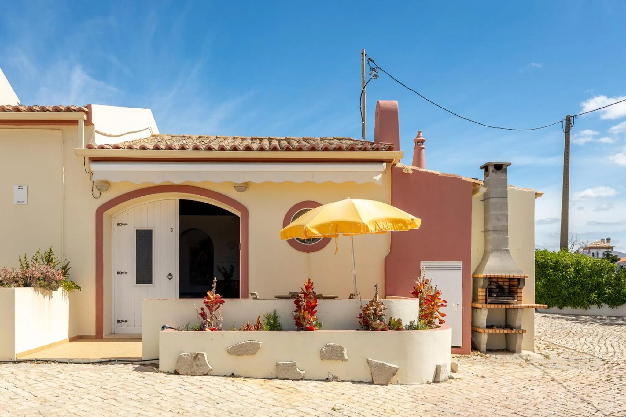 Facade/entrance in Parque Monte Verde