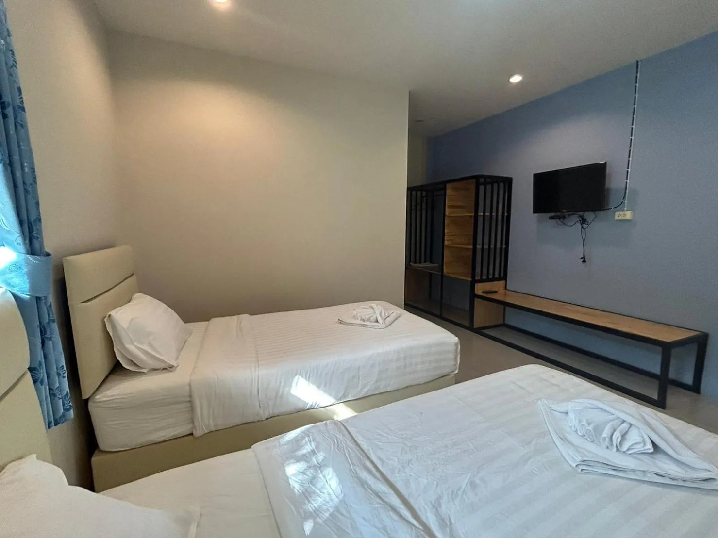 Bed in Uthaithani Resort