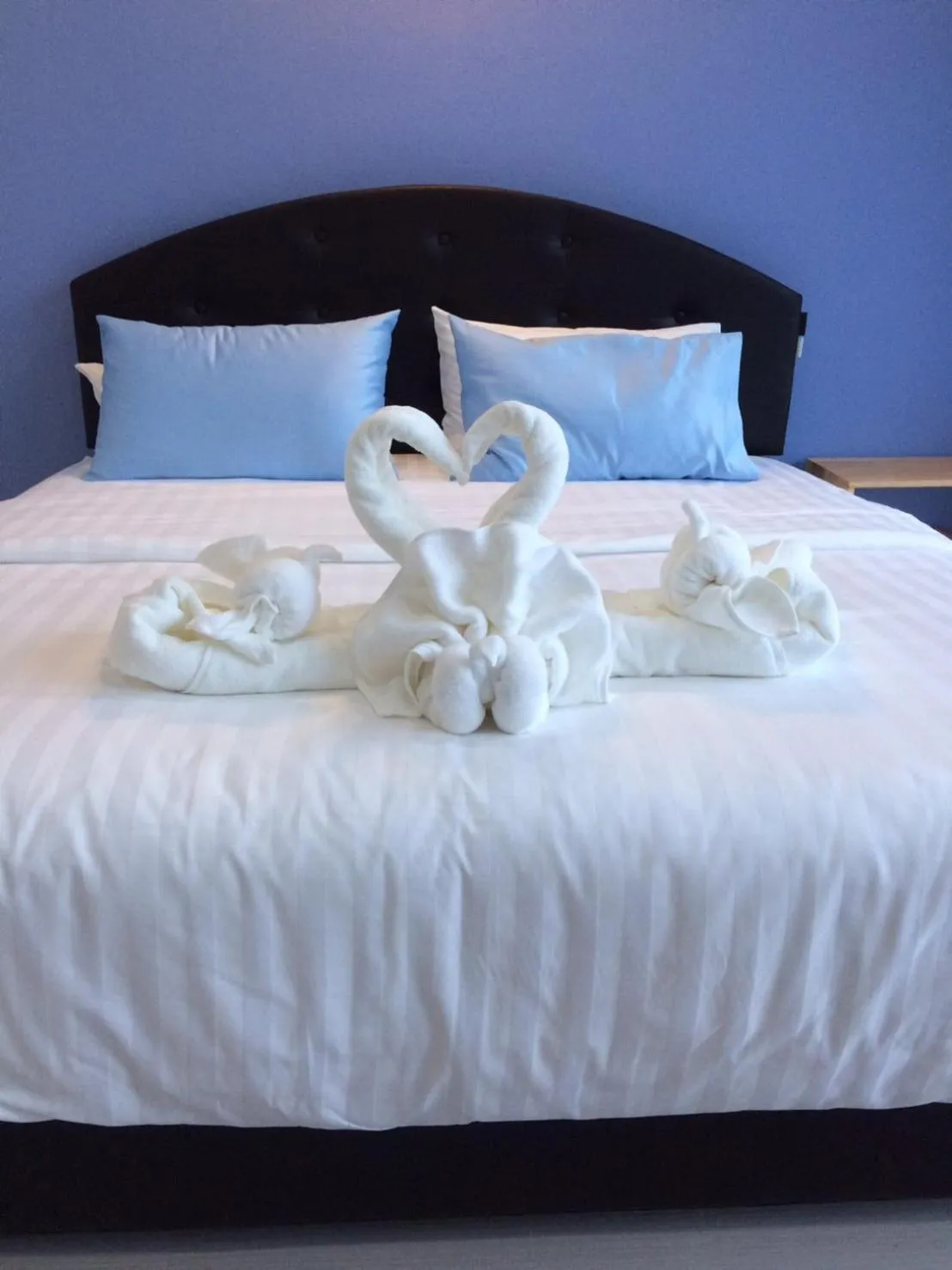 Bed in Uthaithani Resort