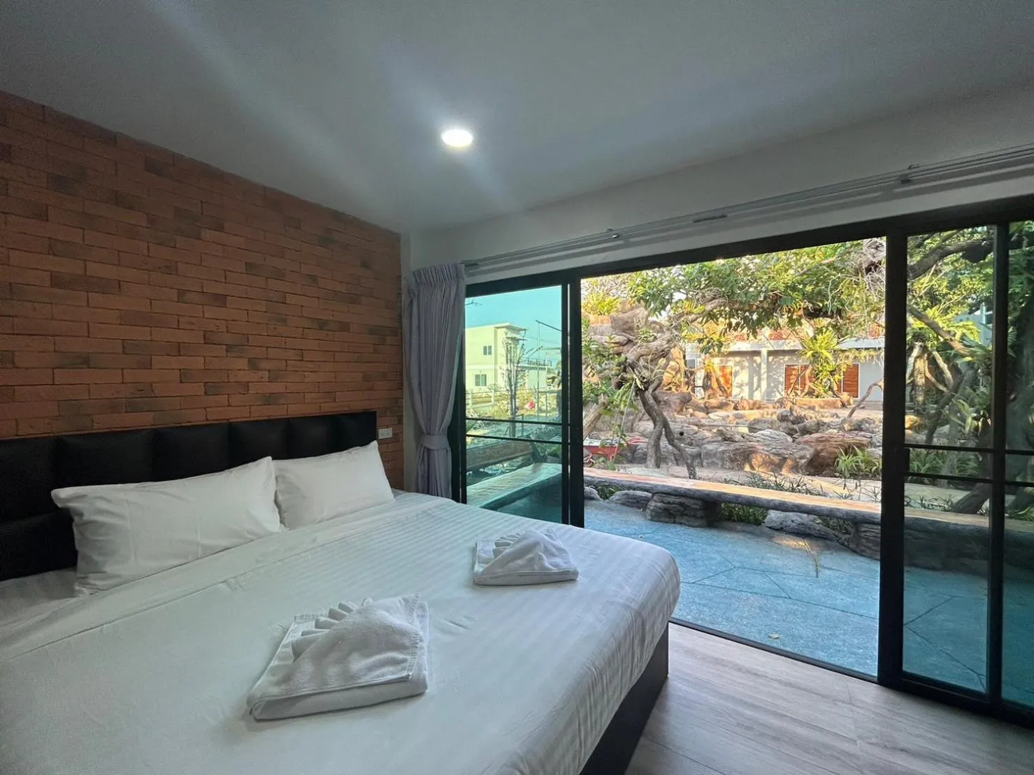 Bed in Uthaithani Resort