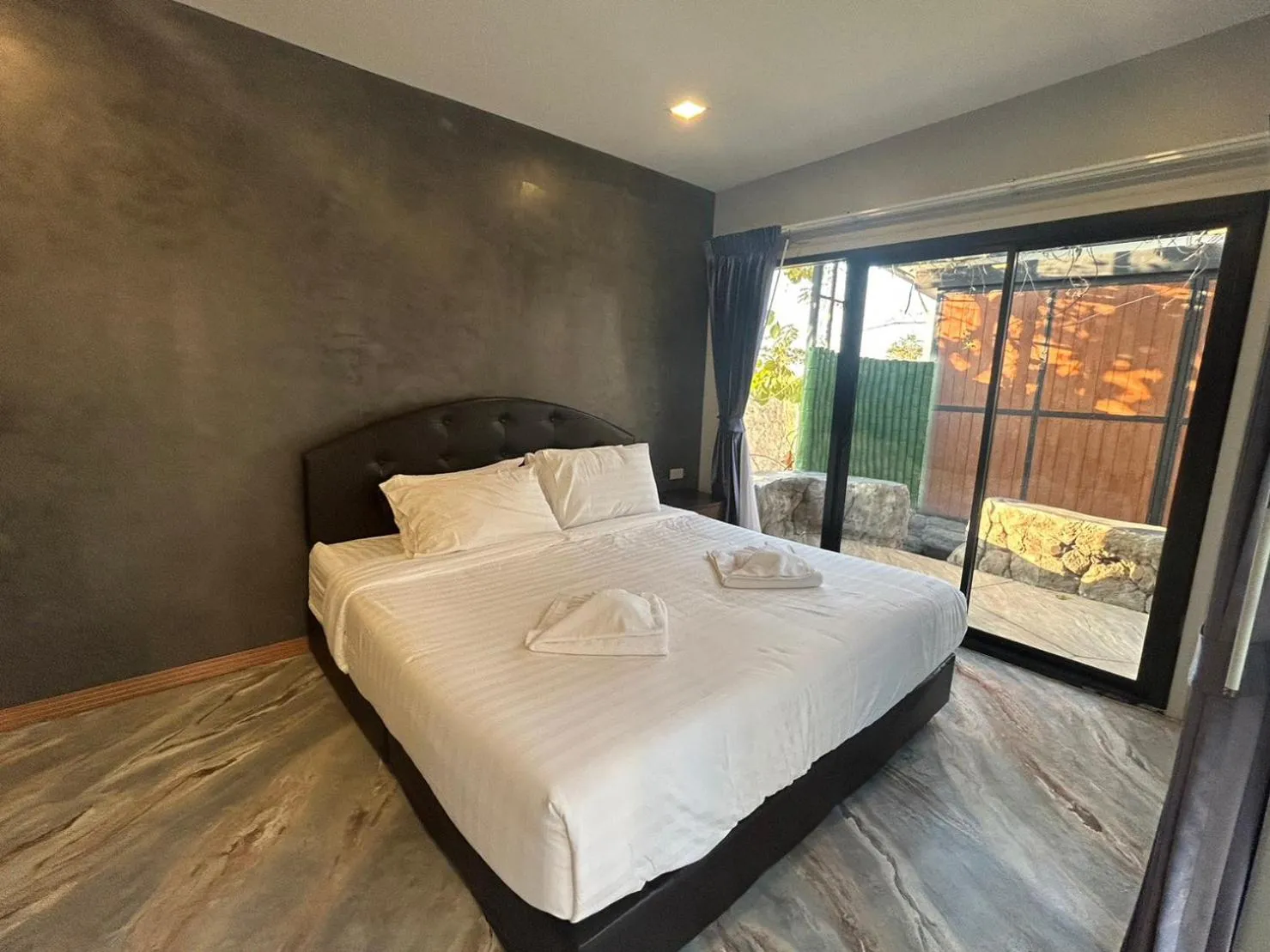 Bed in Uthaithani Resort