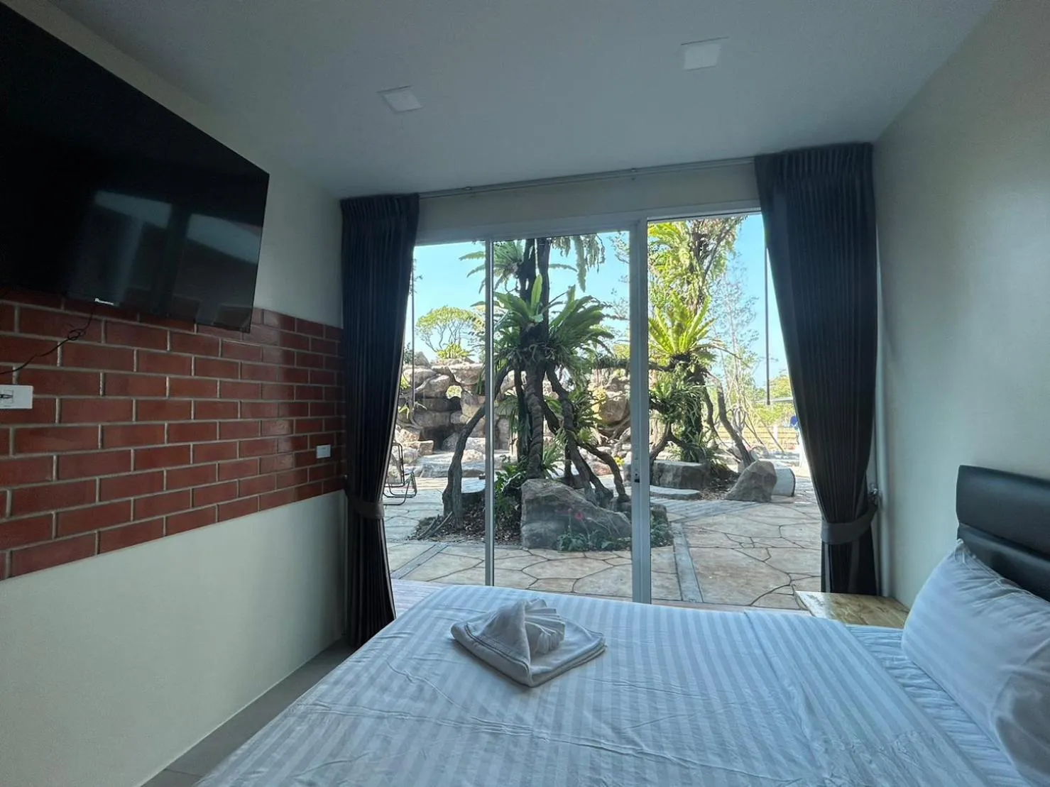 Bed in Uthaithani Resort